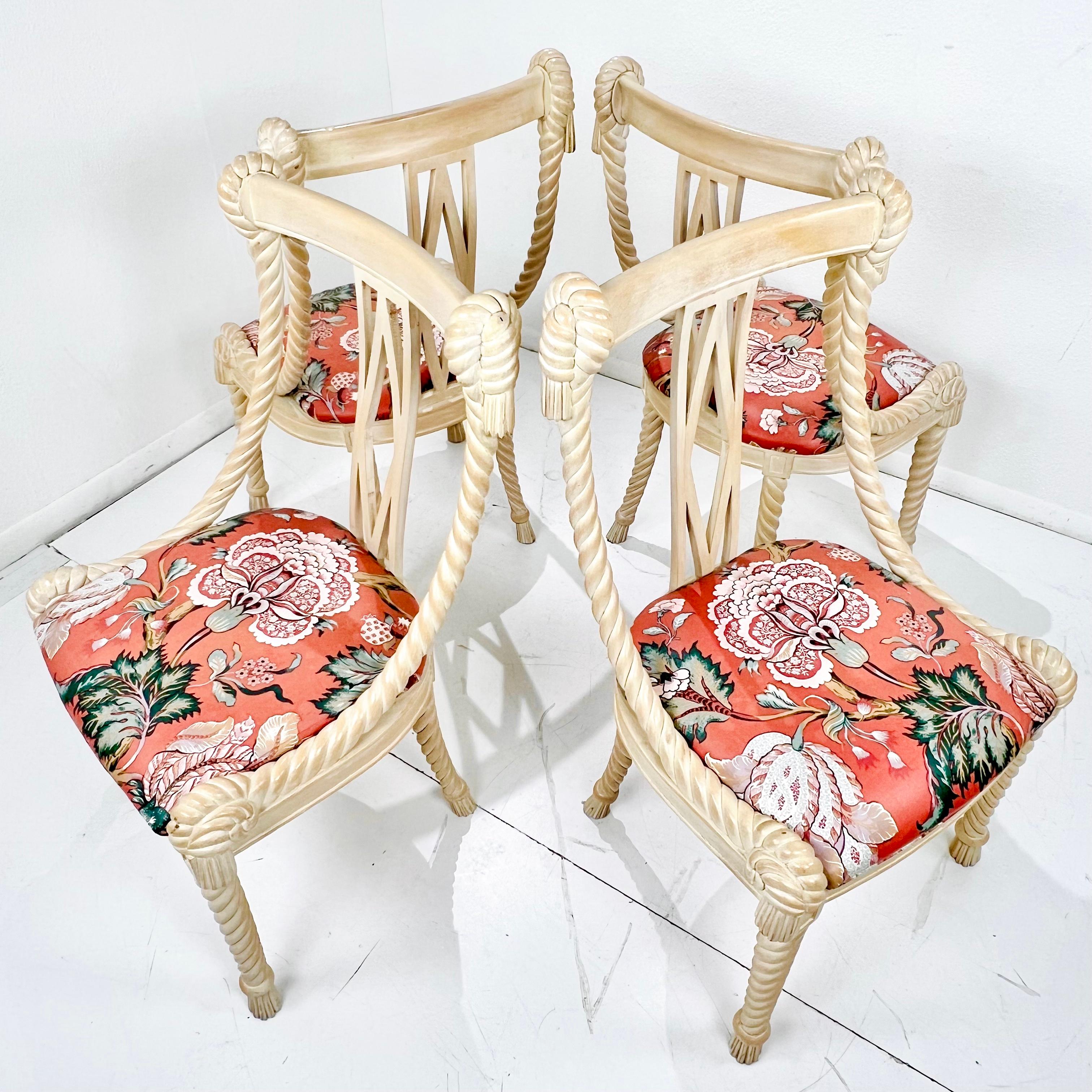 20ième siècle Ensemble de 4 chaises de salle à manger en bois sculpté avec cordes et glands en vente