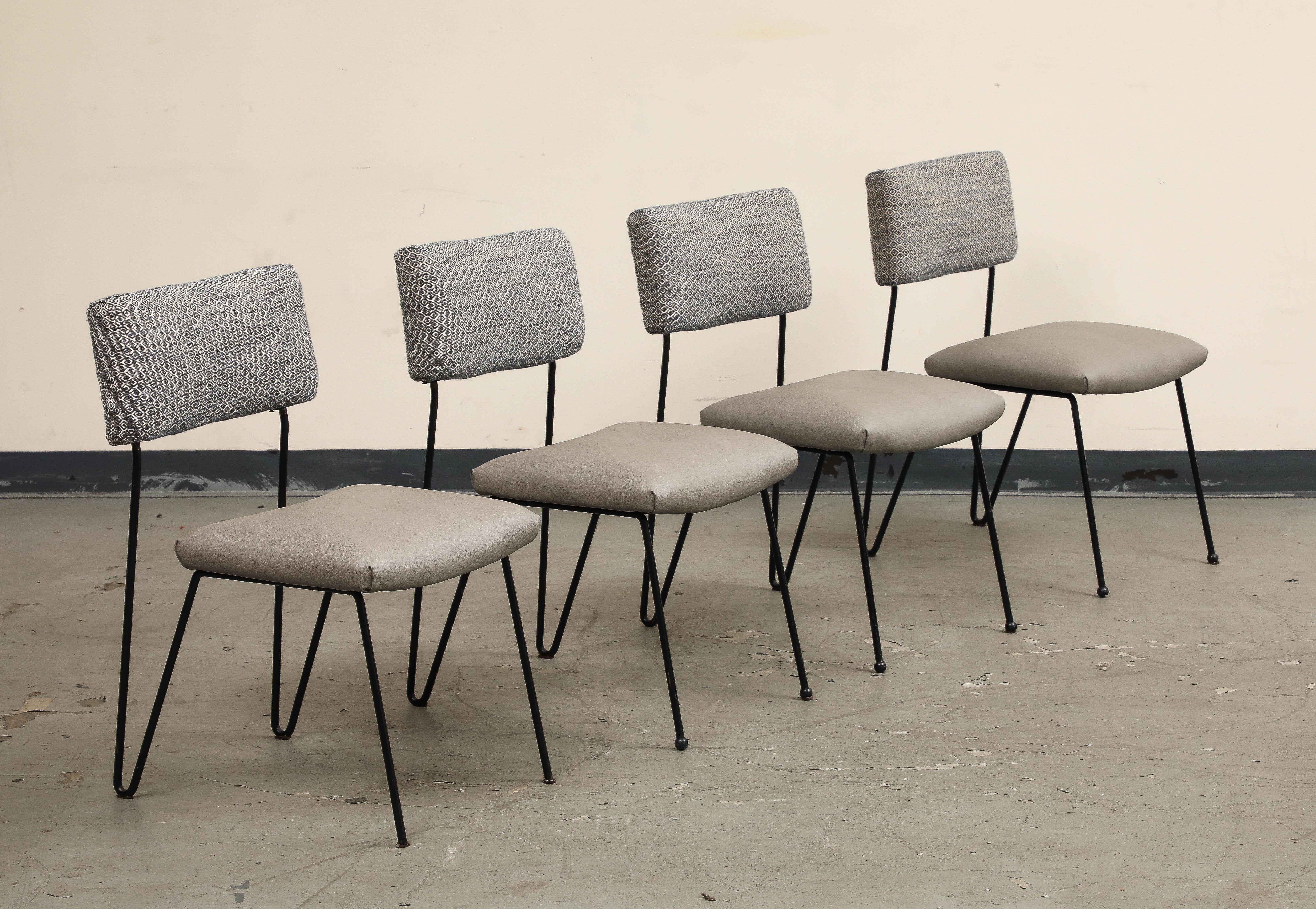 Mid-Century moderno Set di 4 sedie in ferro Case Study moderne del Medioevo con sedute in pelle in vendita