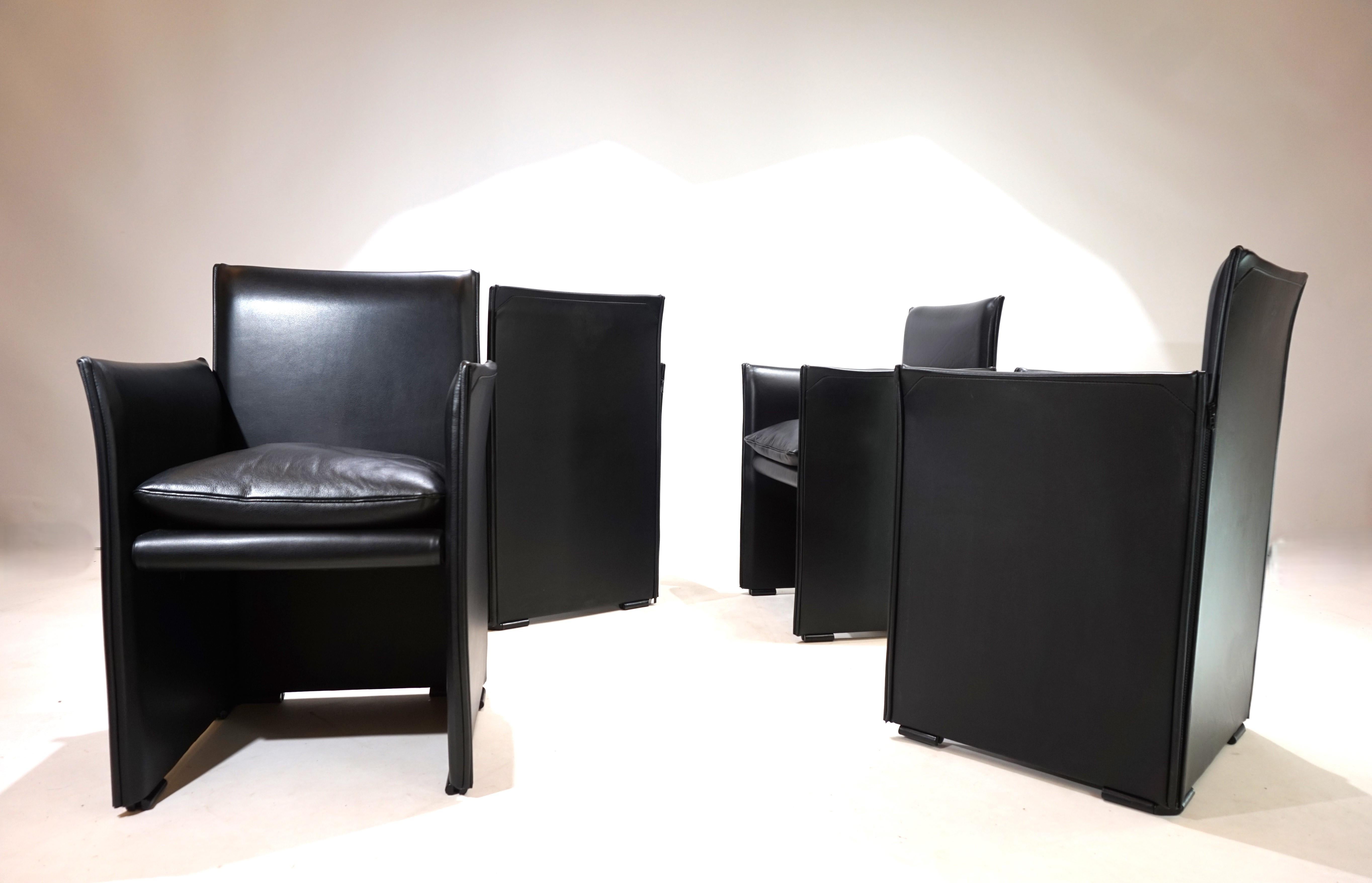 Eccellente set di 4 sedie in pelle Cassina Break in ottime condizioni. La morbida pelle nera non mostra quasi alcun segno di usura, mentre i pattini in plastica sono tutti integri. Le sedie hanno un cuscino separato riempito di piume. Colpiscono per