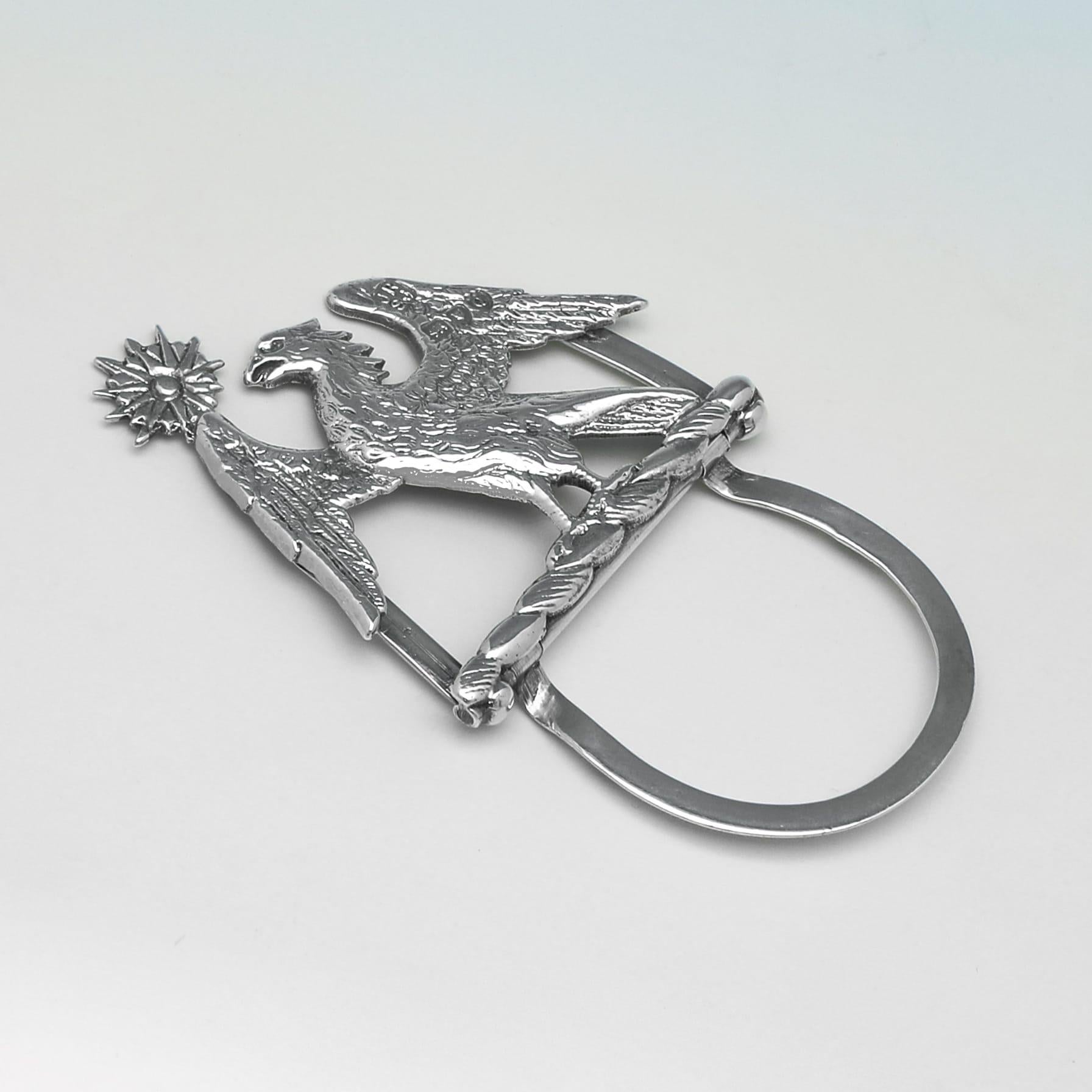 Set of 4 cast sterling silver menu holders modelled as crests made in 1891 In Good Condition For Sale In London, London