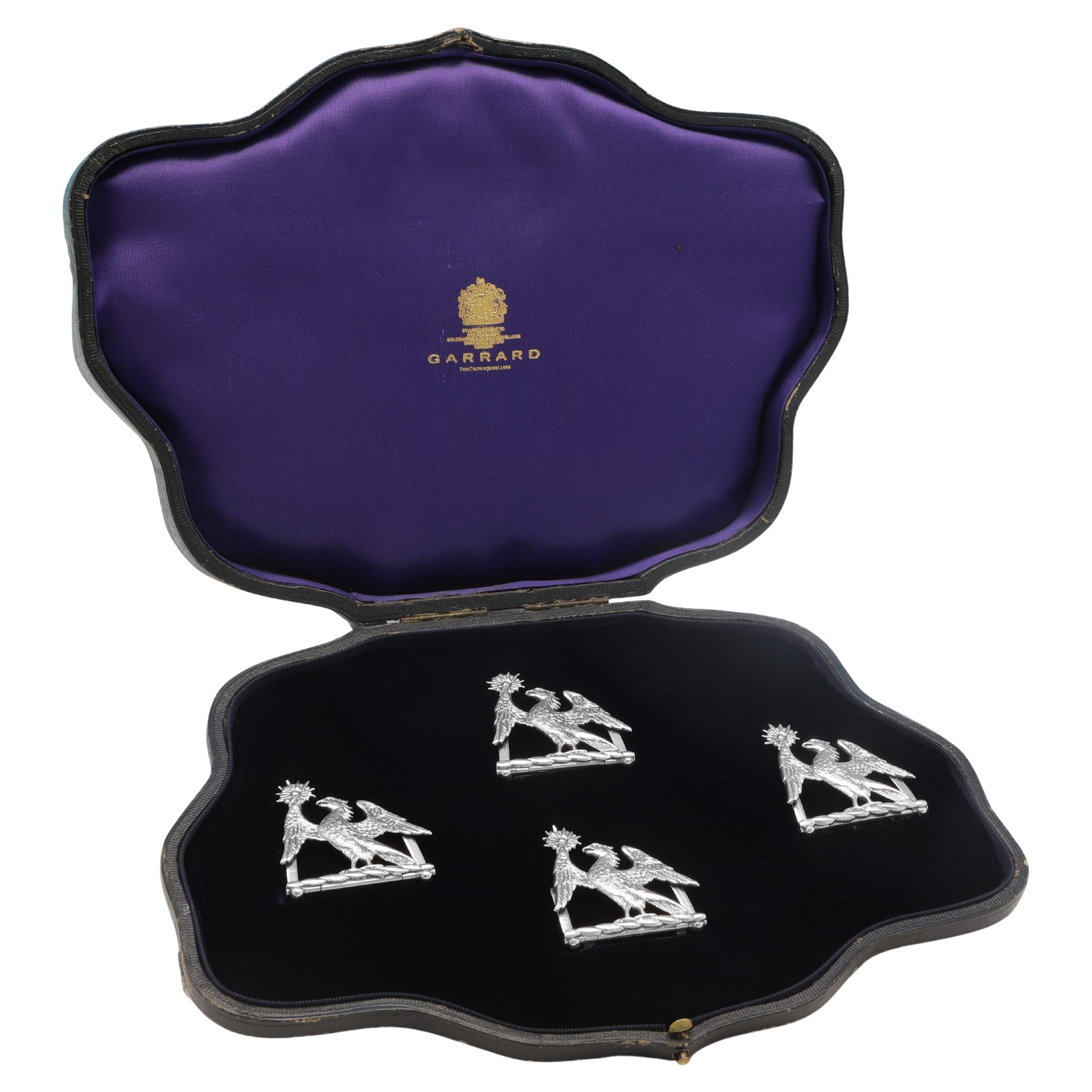 Set of 4 cast sterling silver menu holders modelled as crests made in 1891 For Sale