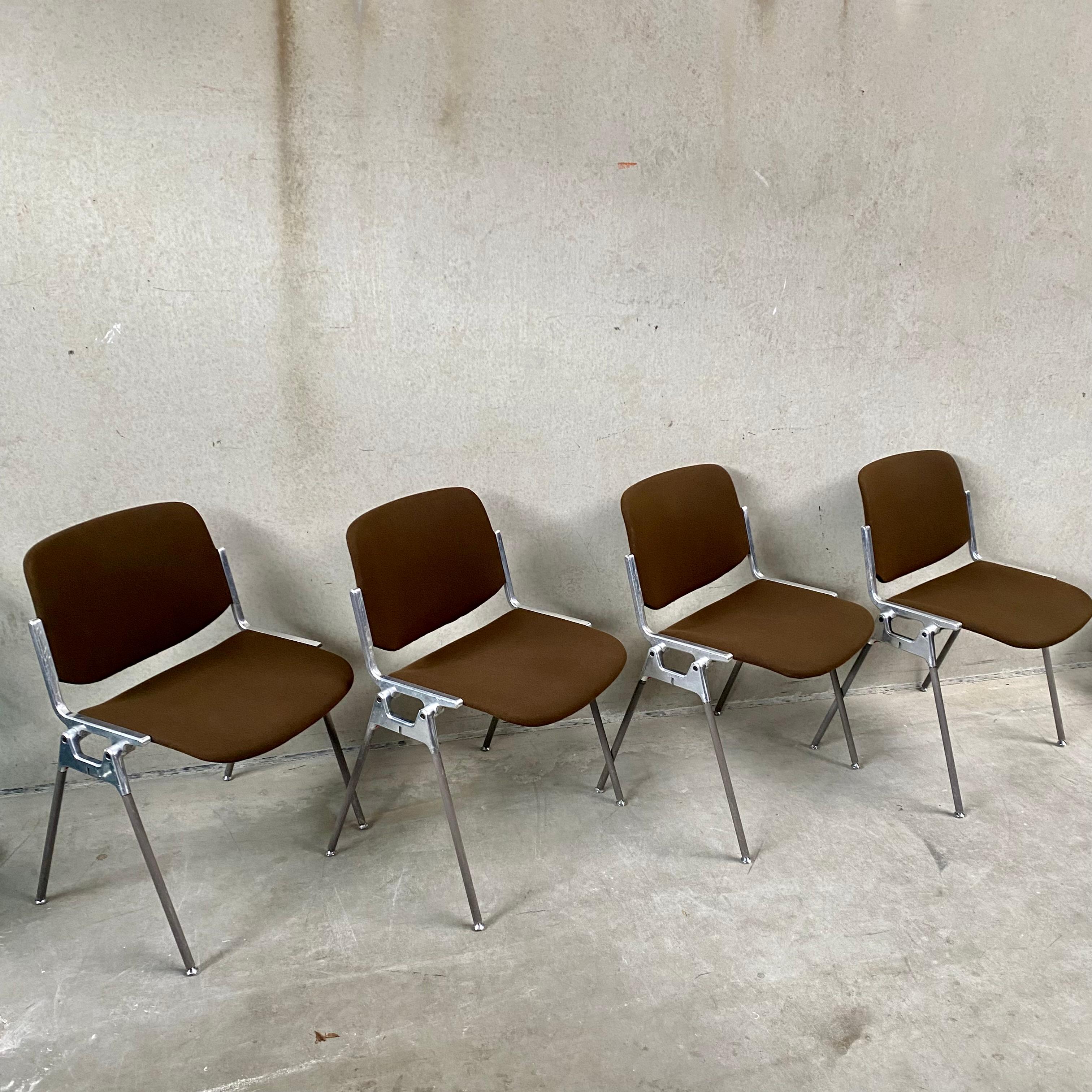 Vous recherchez un ensemble de chaises de salle à manger élégant et pratique qui offre à la fois confort et fonctionnalité ? Ne cherchez pas plus loin que le Castelli DSC 106 de Giancarlo Piretti, un célèbre designer italien qui a eu un impact