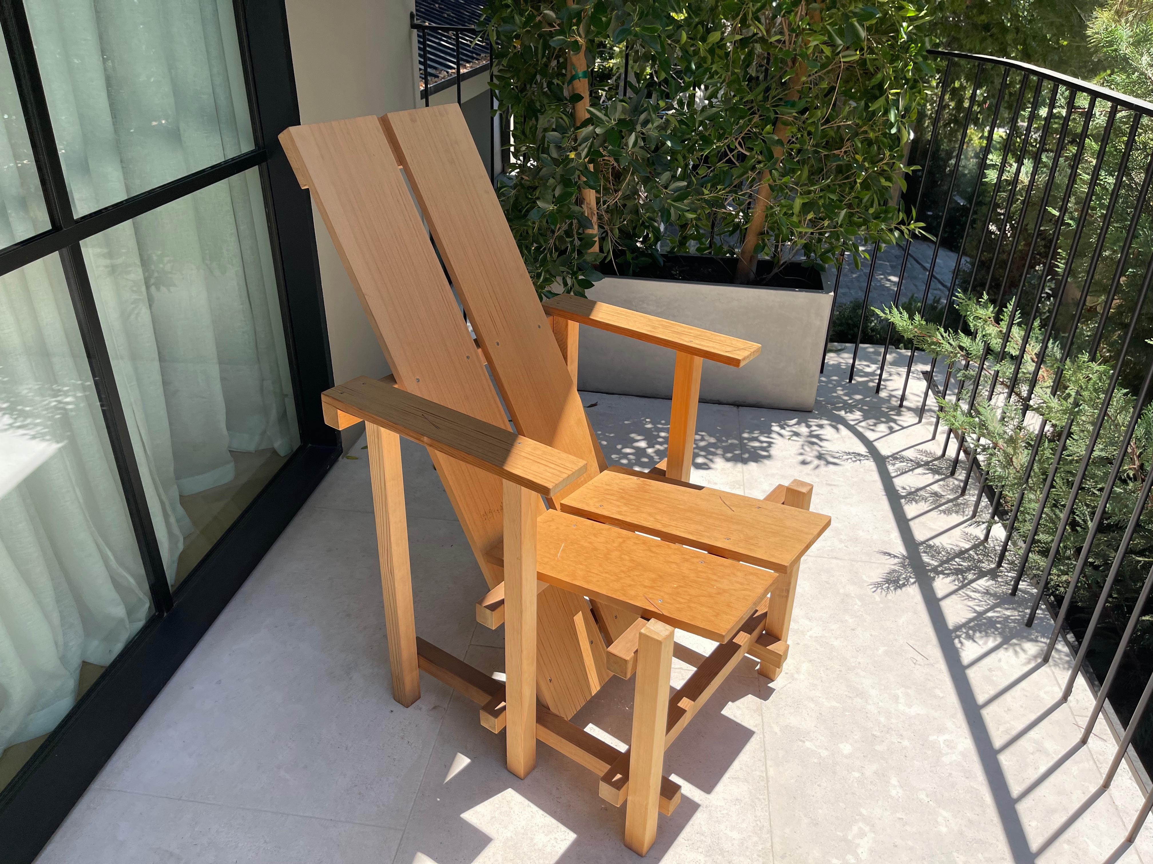 Ensemble de 4 chaises d'extérieur en cèdre avec des angles géométriques et des trous de clous apparents inspirés par Gerrit Rietveld.