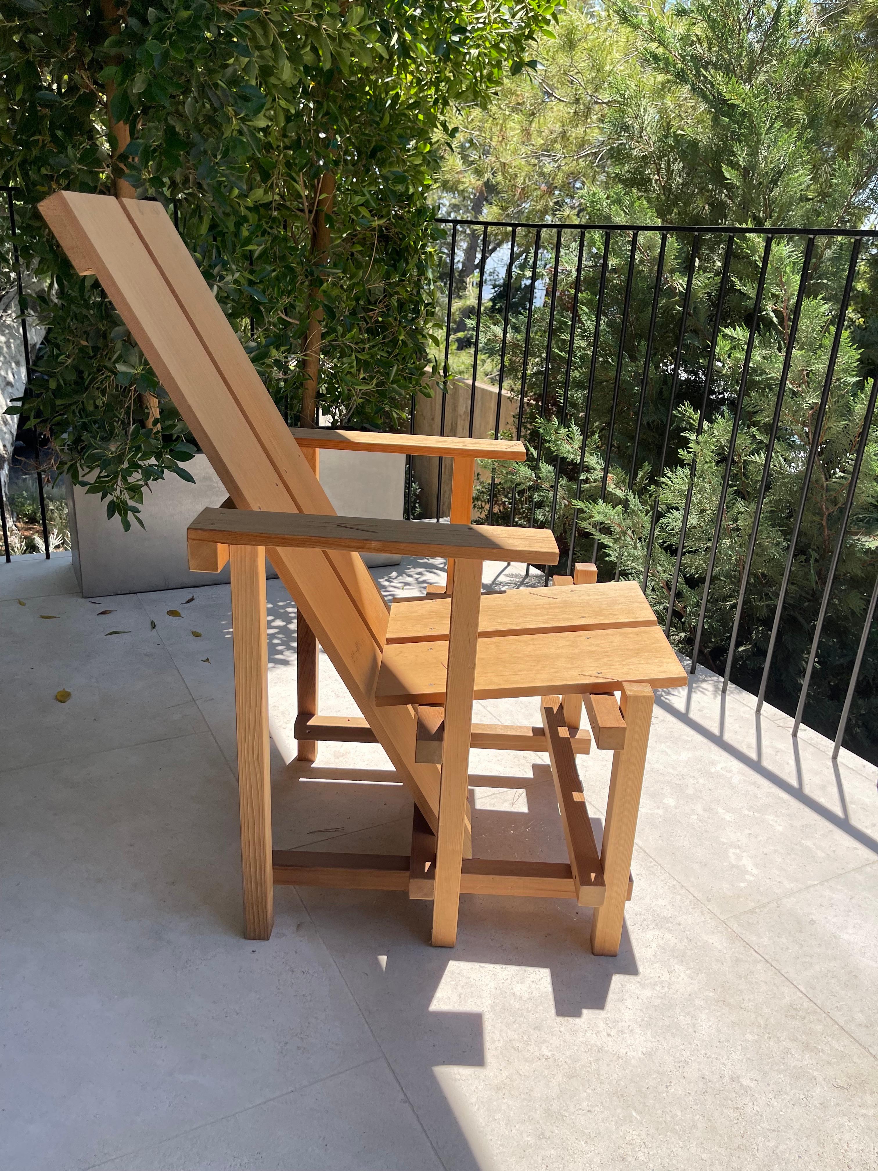 Satz von 4 geometrischen Stühlen aus Zedernholz für den Außenbereich, inspiriert von Gerrit Rietveld (Moderne der Mitte des Jahrhunderts) im Angebot