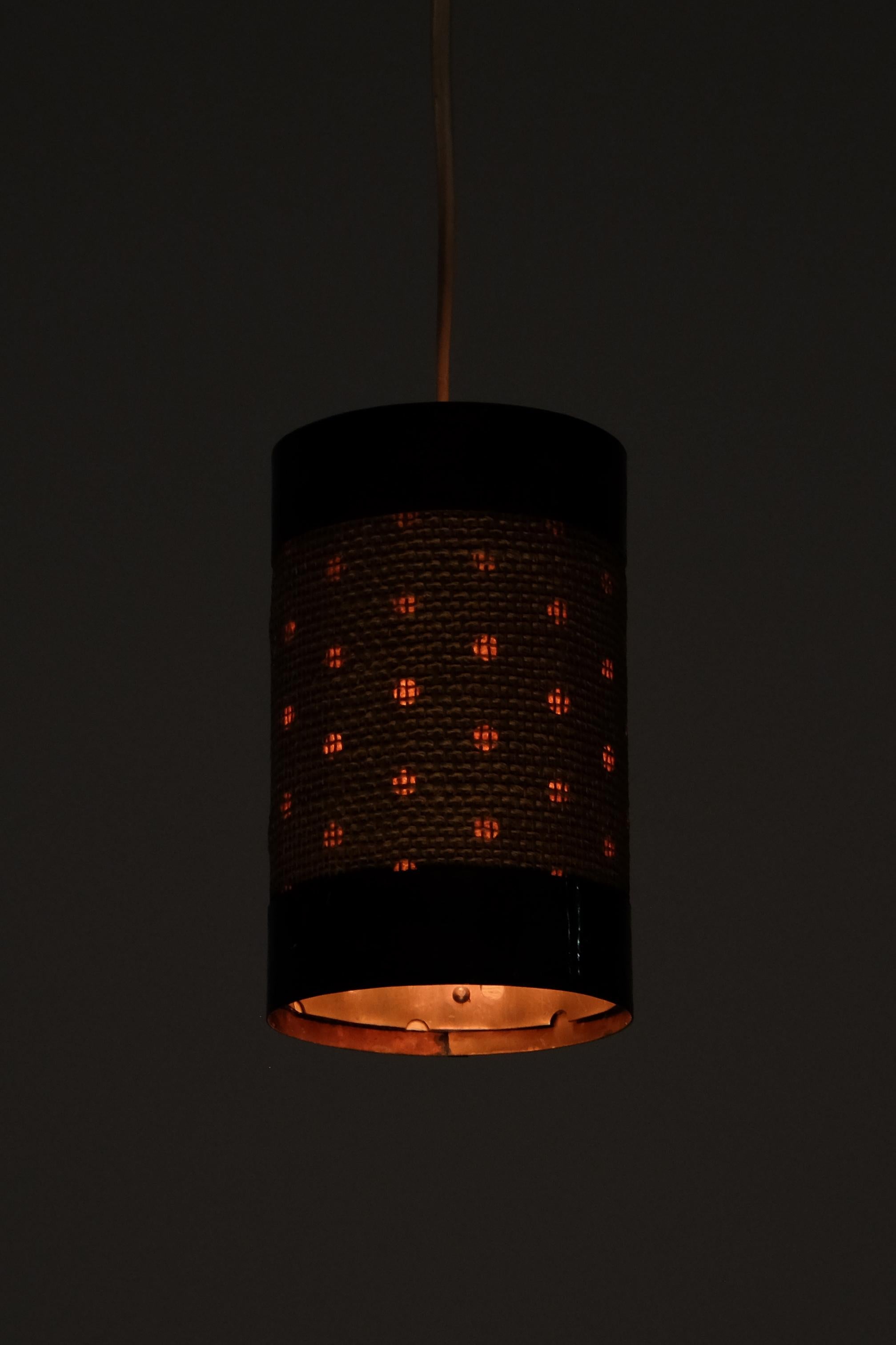 Raro set di 4 ciondoli in rame e iuta. Prodotto in Danimarca, anni '70.
Nota bene: il prezzo di listino si riferisce a un (1) ciondolo.