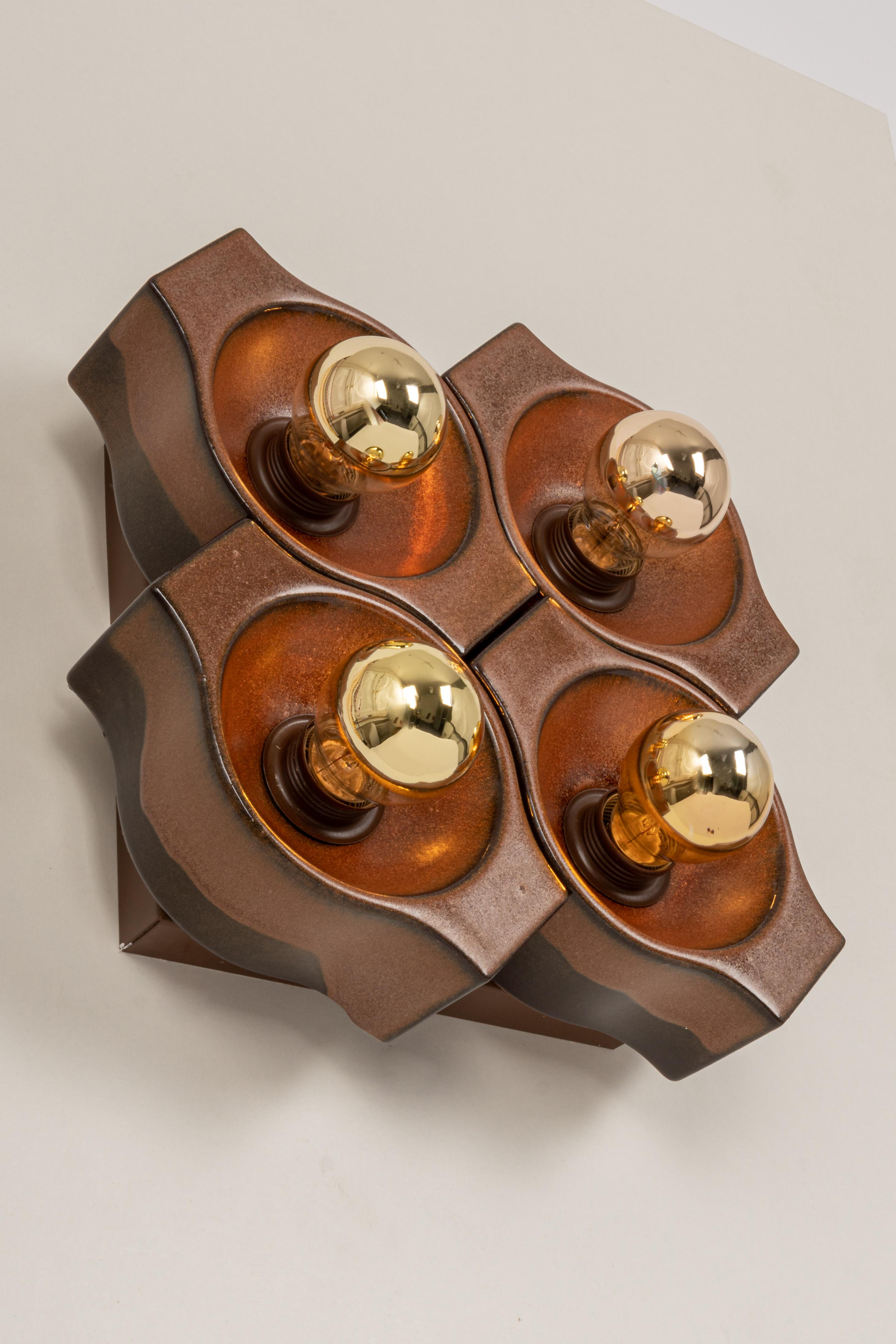Ensemble de 4 appliques en céramique brune Sputnik conçu par Cari Zalloni Allemagne, années 1970
De grande qualité et en très bon état. Nettoyé, bien câblé et prêt à être utilisé. 
Ces appliques ne peuvent être montées qu'en kit.

Chaque