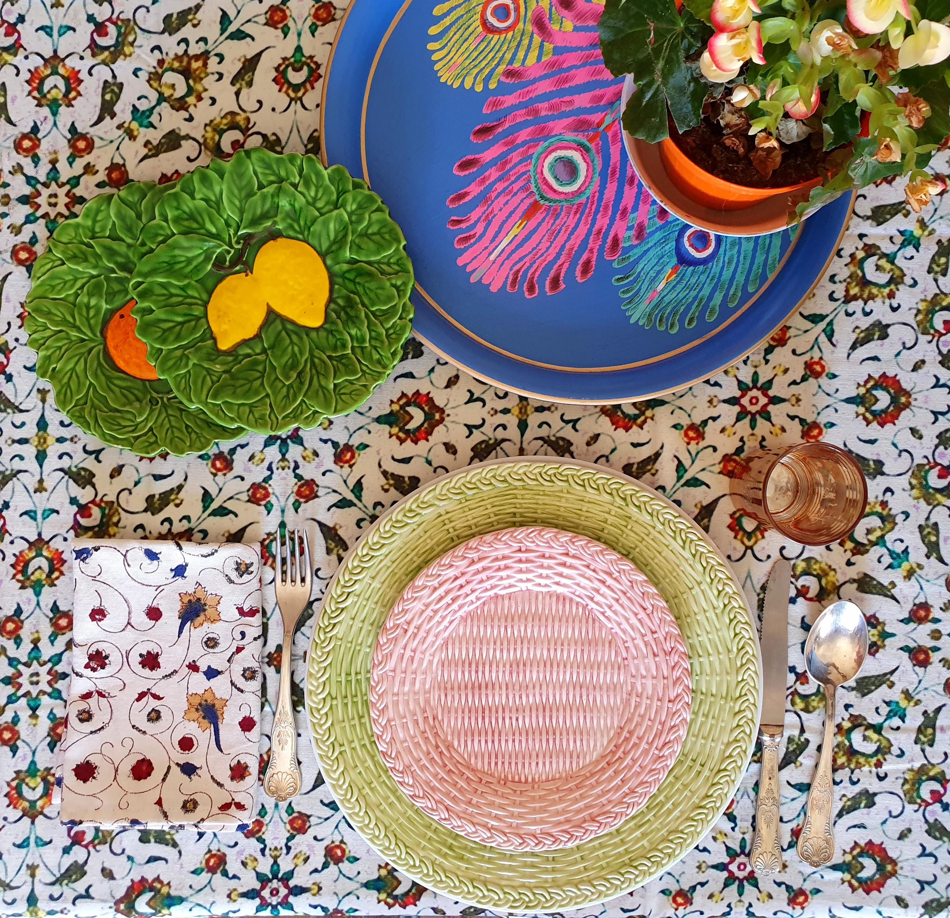 Assiettes en osier en céramique peintes à la main 
Couleur rose
Fabriqué en Italie 
Mesure : 21cm de diamètre.