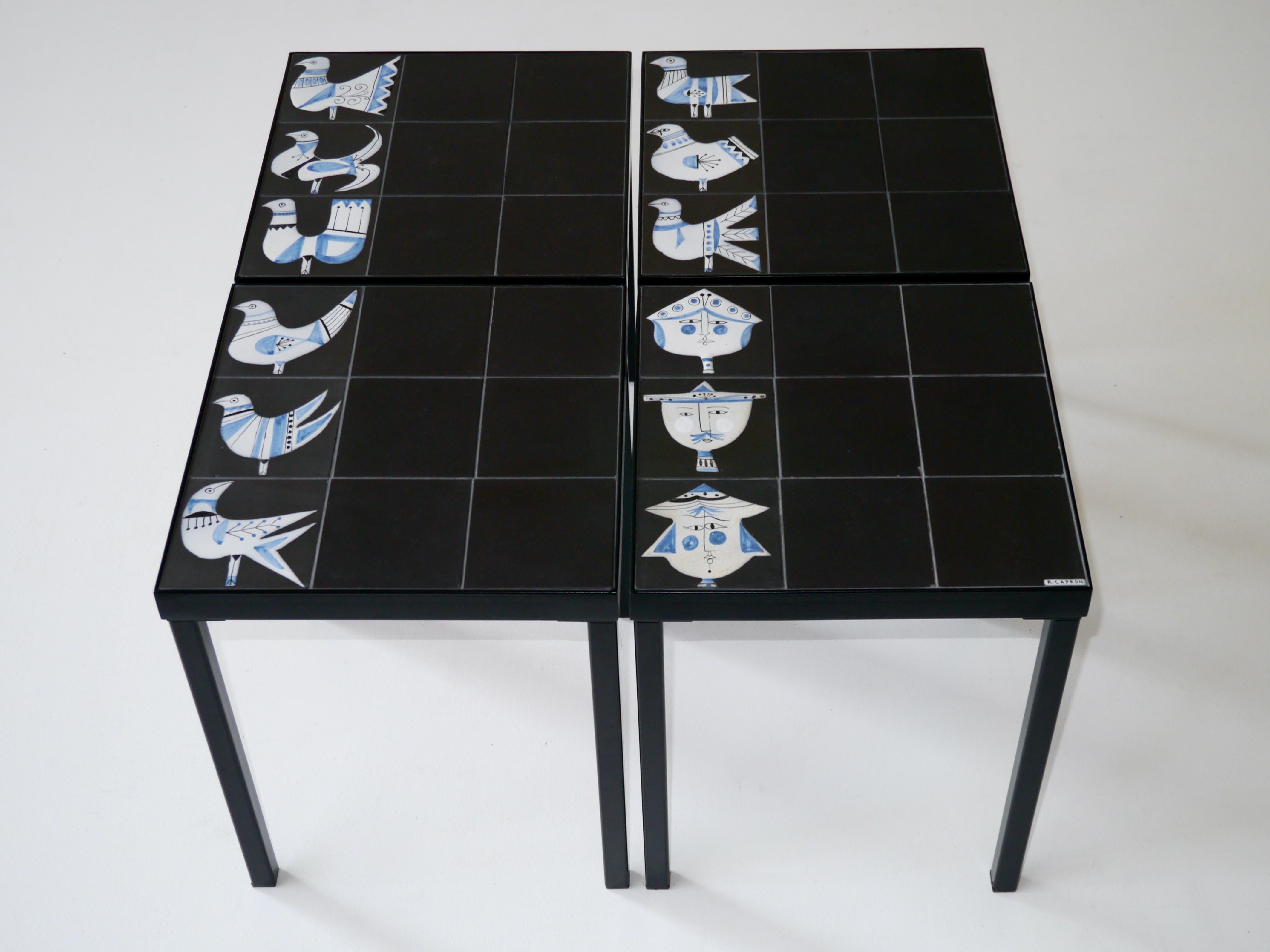 Plateau en céramique noire souligné par une rangée de quatre carreaux décorés combinant oiseaux et sujets naïfs dans un esprit orientaliste.
L'émaillage en relief apporte à cette réalisation joyeuse l'animation et la sophistication qui caractérisent