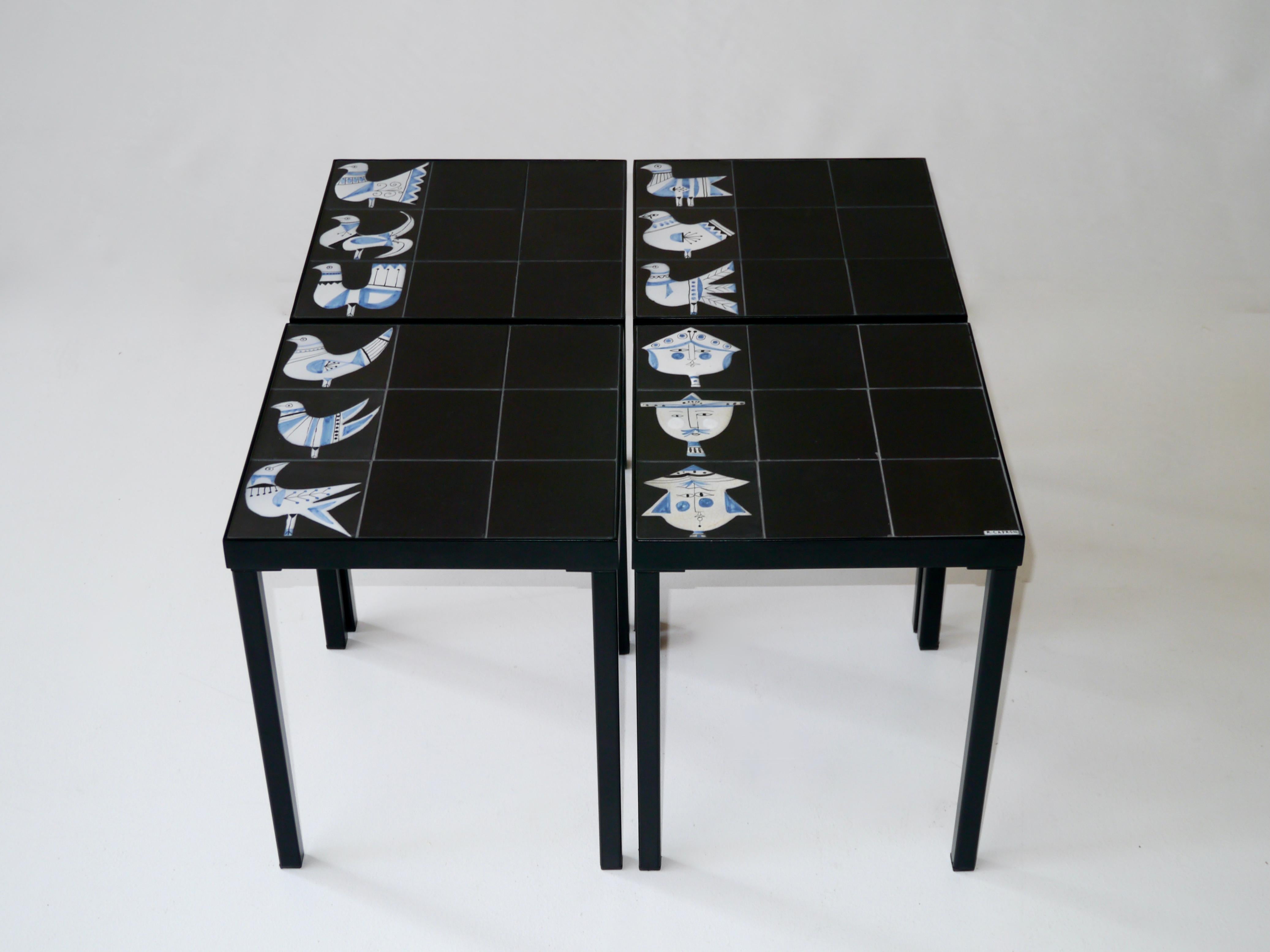 Vernissé Ensemble de 4 tables d'appoint en céramique Roger Capron, Vallauris, vers 1960 en vente