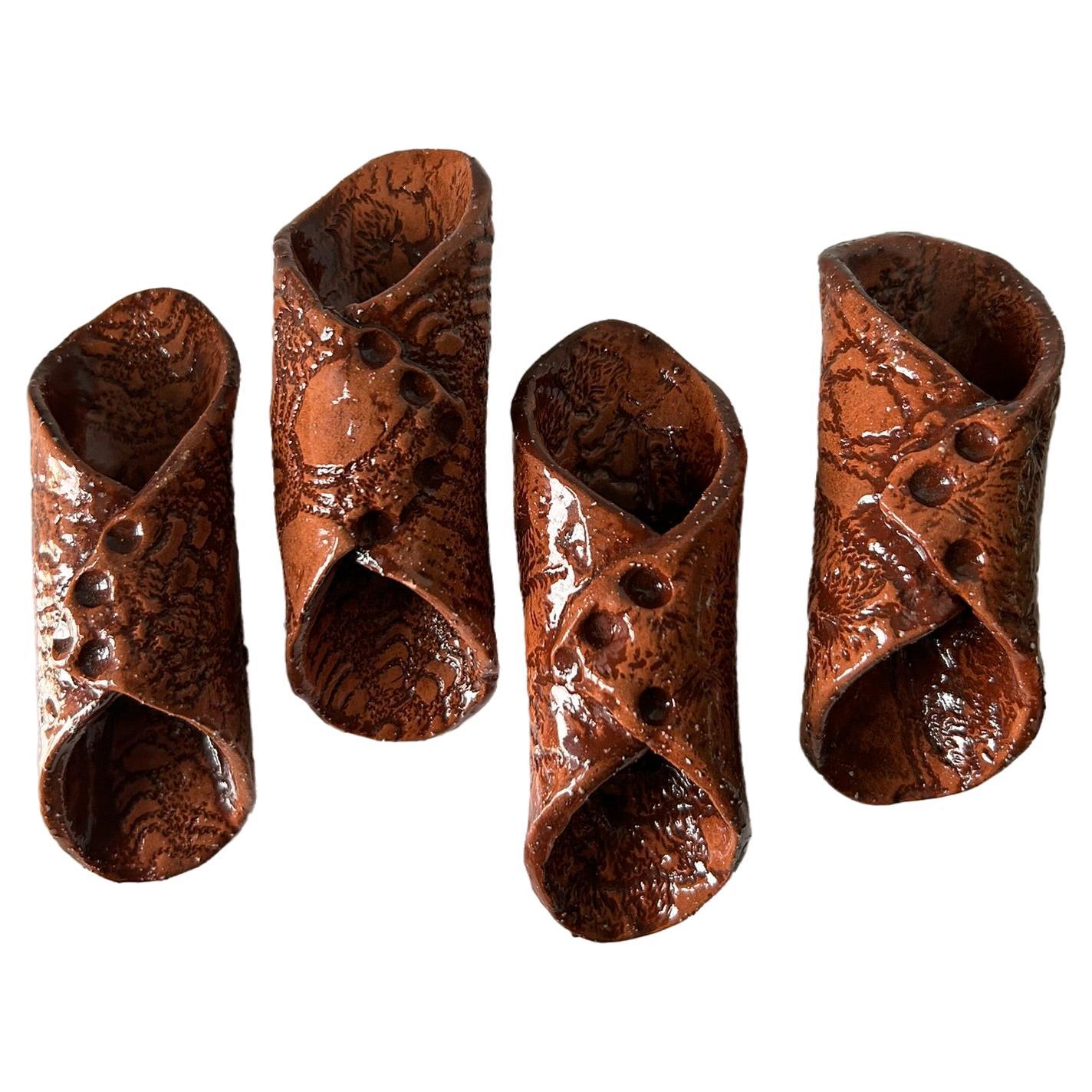Set von 4 Ringhaltern aus Keramik in Serviettenform, Cognac
