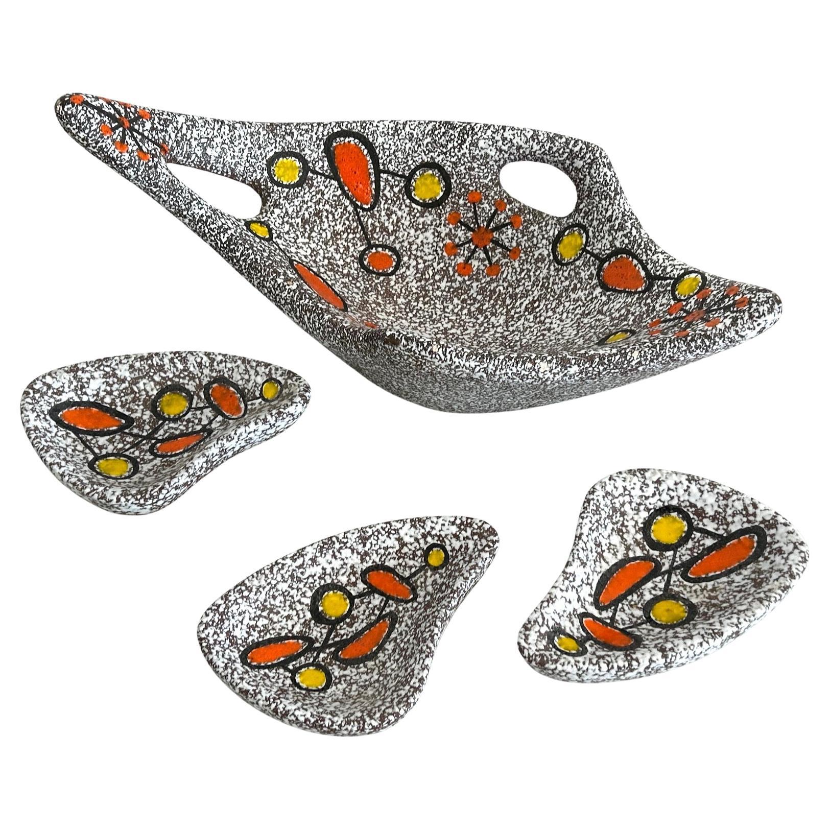 Set of 4 serving dishes by ceramicist Dominique Marino  in the Le Vaucour workshop in Vallauris, southern France, dating from the 1960s. Abstract patterns.
French riviera style.
Small dish: 21cm

French ceramics dating from the same period as Roger