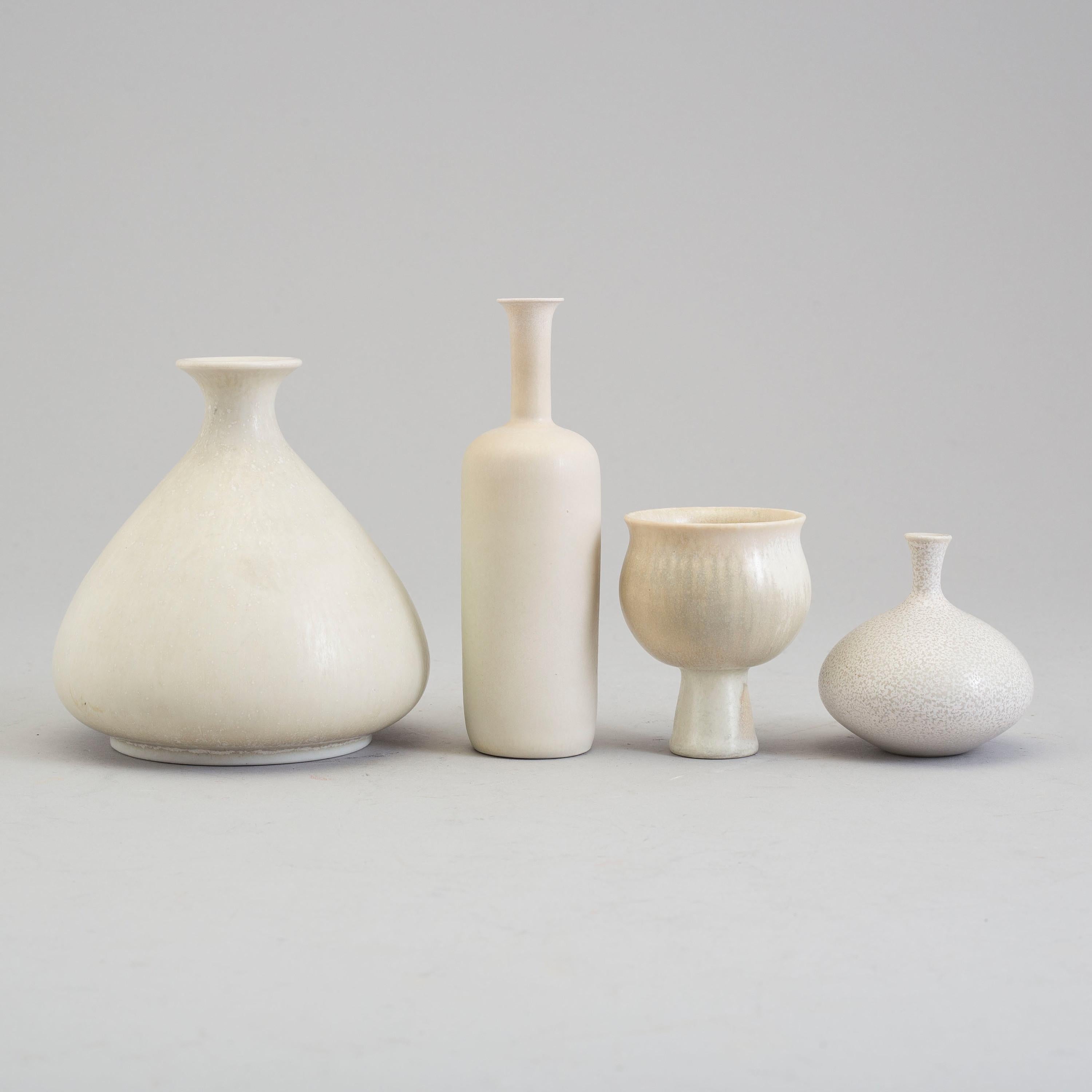Gunnar Nylund (Schweden, 1904-1997)
Vier kleine Vasen aus Steingut von Rörstrand, weiß emailliert 
Rückseitig signiert mit 