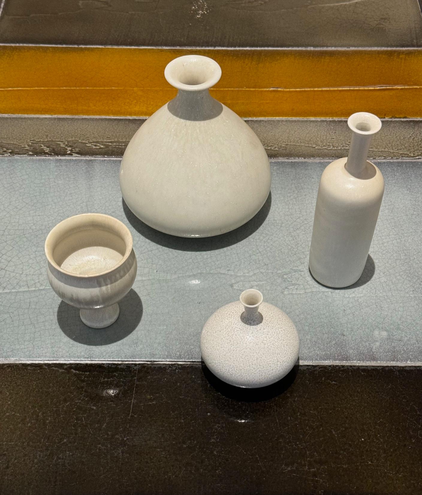 Milieu du XXe siècle Ensemble de 4 vases en céramique par Gunnar Nylund, Rörstrand, Suède, années 1950 en vente