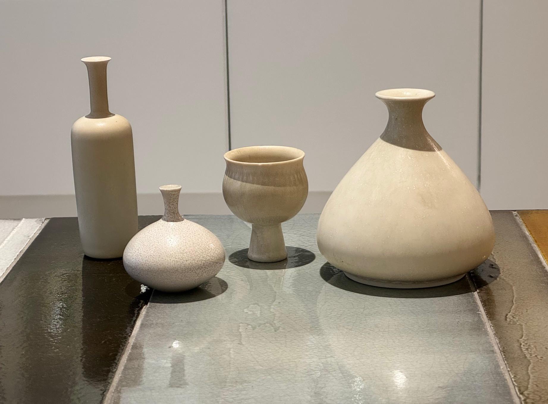 Céramique Ensemble de 4 vases en céramique par Gunnar Nylund, Rörstrand, Suède, années 1950 en vente