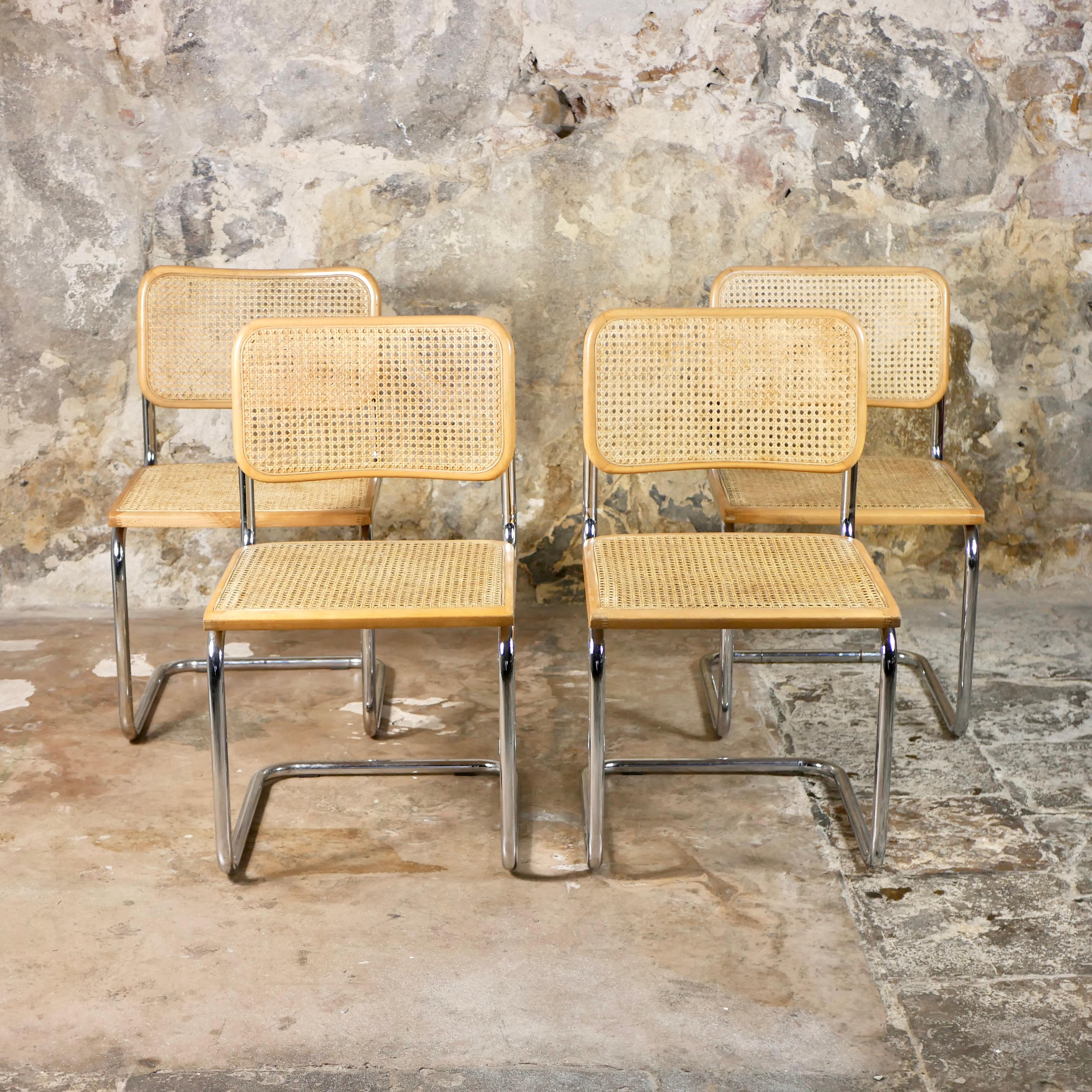 Lot de 4 chaises Cesca B32, conçues en 1928 par Marcel Breuer. 
Éditions italiennes des années 1970
Bois de hêtre naturel et canne.
Bon état général, légères traces du temps.
