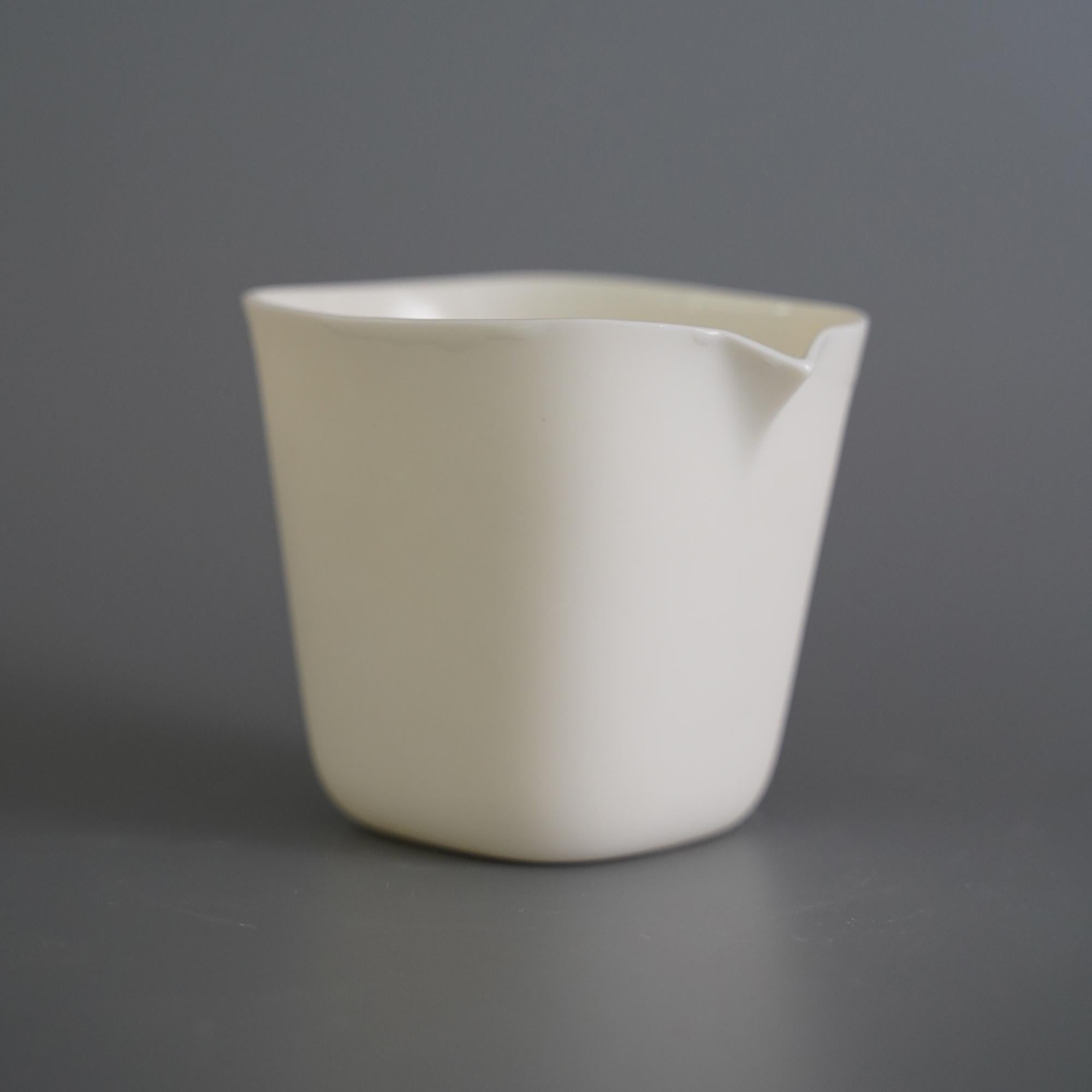 Set of 4 Ceti serving bowl by Studio Cúze
Dimensions: D 9 x W 8 x H 8 cm
Materials: ceramic

Ceti is a handmade, white ceramic dispenser that offers a very smooth surface. The interior has been coated with a glaze that allows a slight