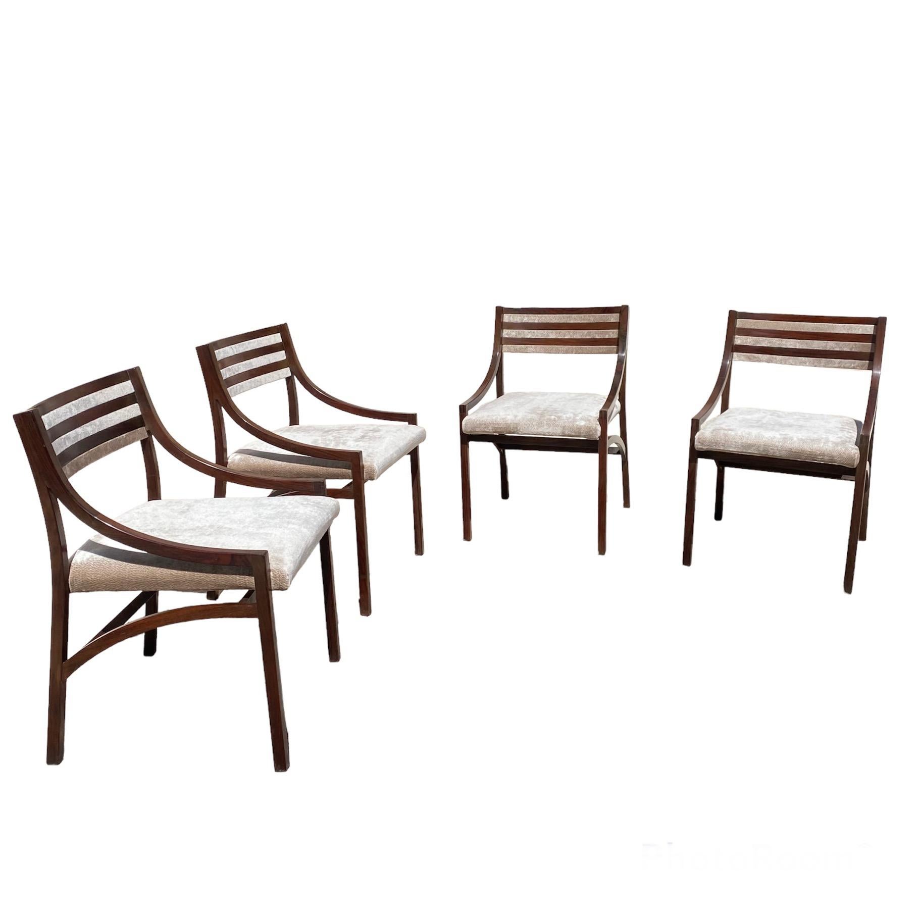 Satz von 4 Stühlen Modell 110, entworfen von Ico Parisi für Cassina, Italien 1961. 
 
Satz von 4 eleganten Stühlen, hergestellt von Ico Parisi für Cassina. 
Die Stühle sind in perfektem Zustand, das Palissandro-Holz wurde poliert und die Sitze