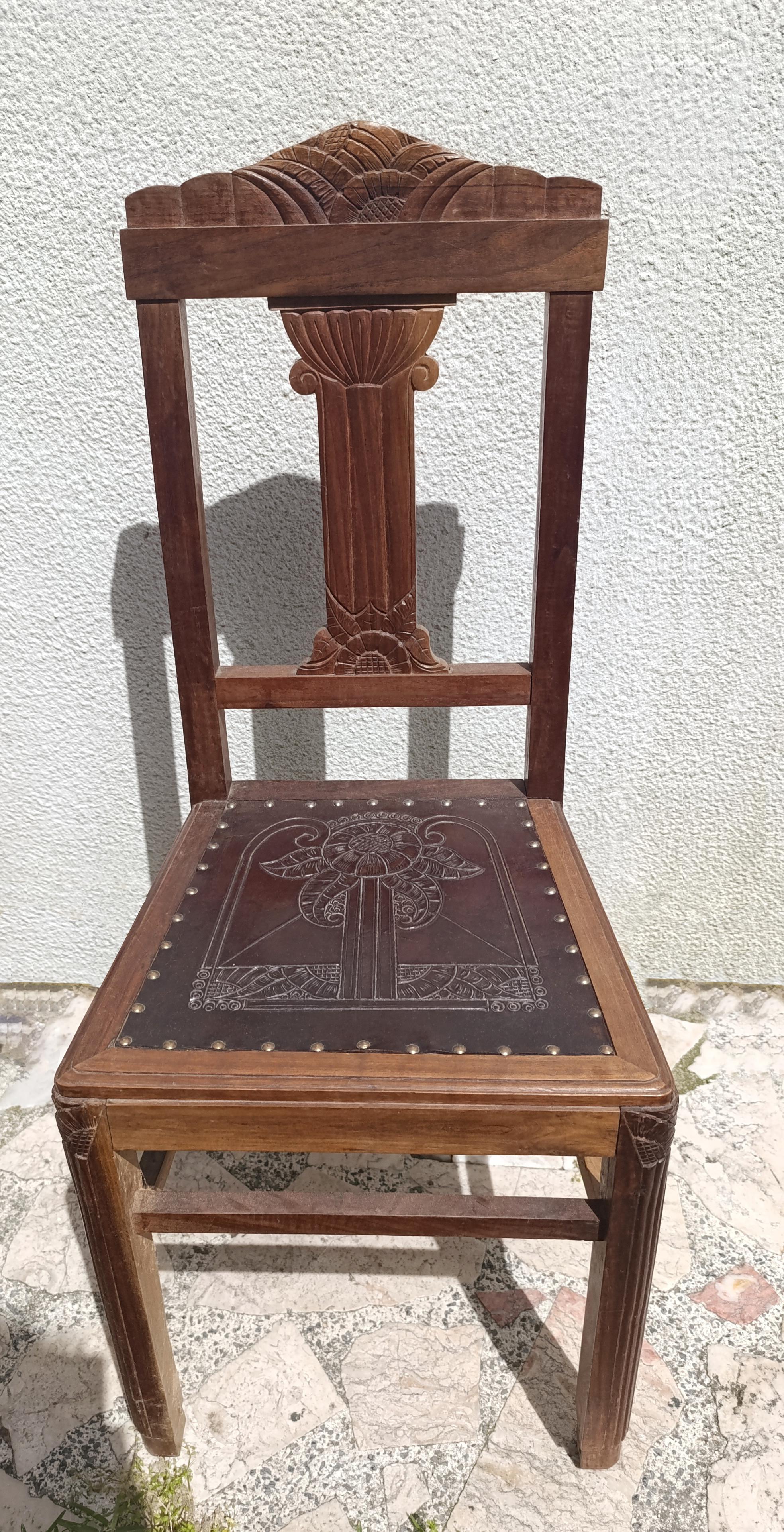 Remontez le temps avec cet ensemble de 4 chaises en cuir et en bois de style Art déco datant de 1940 et provenant d'un ancien salon de thé du chemin de fer portugais. 
Cette pièce rare et exceptionnelle incarne l'élégance et le raffinement de