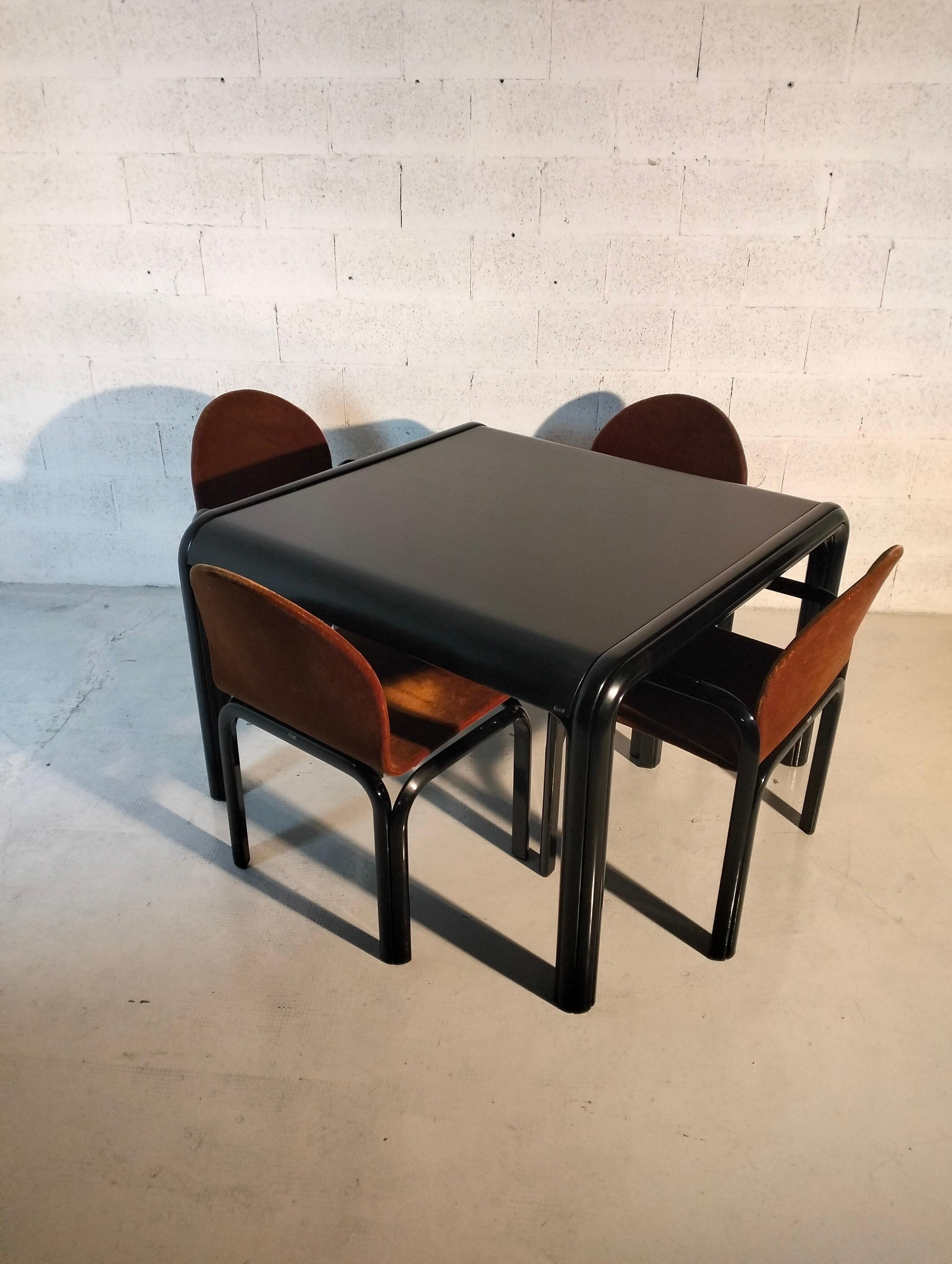 Mid-Century Modern Ensemble de 4 chaises et 1 table carrée Orsay mod. de Gae Aulenti pour Knoll des années 80 en vente