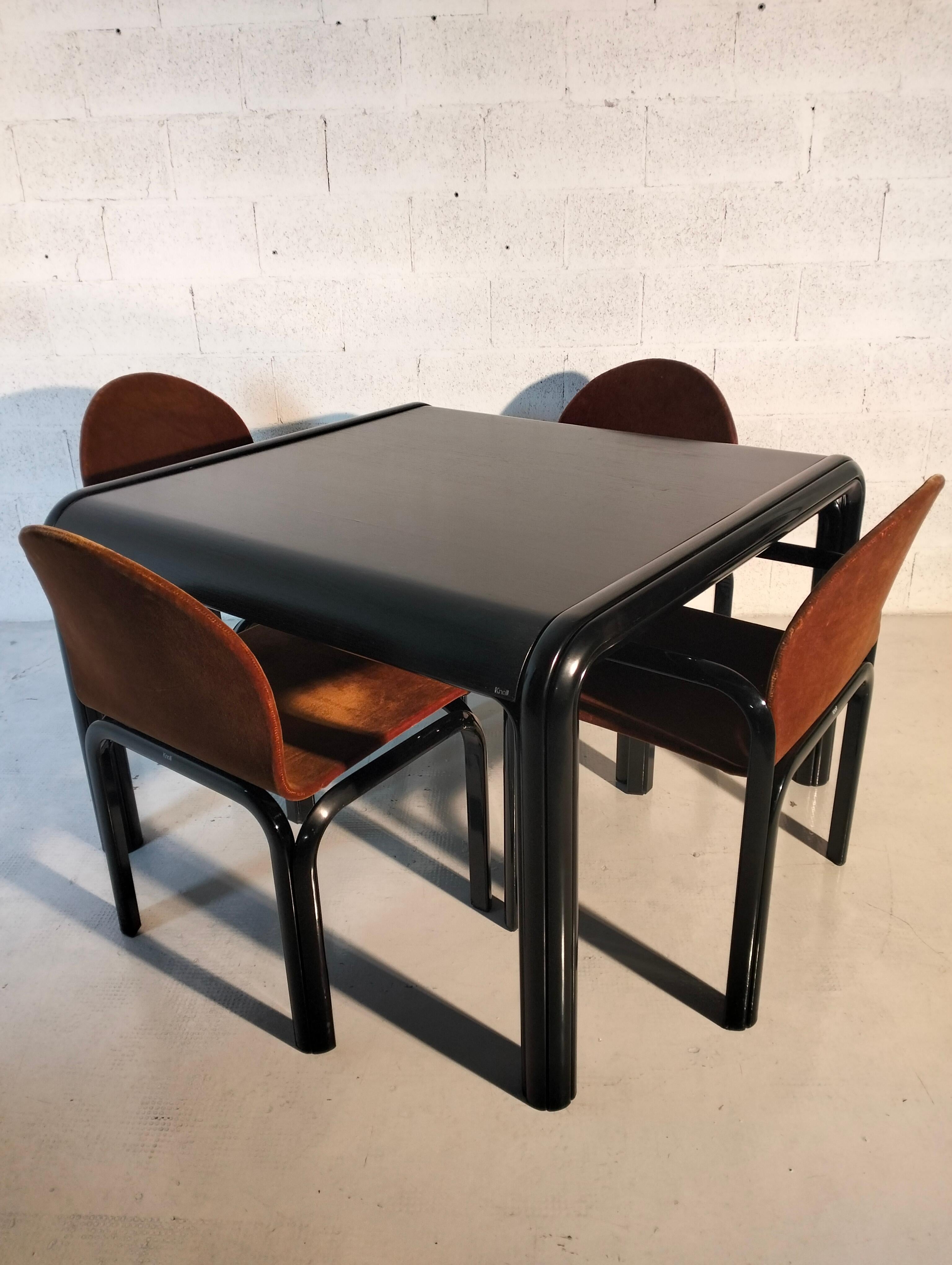 Italian Set of 4 chairs and 1 square table Orsay mod. by Gae Aulenti for Knoll 80s For Sale