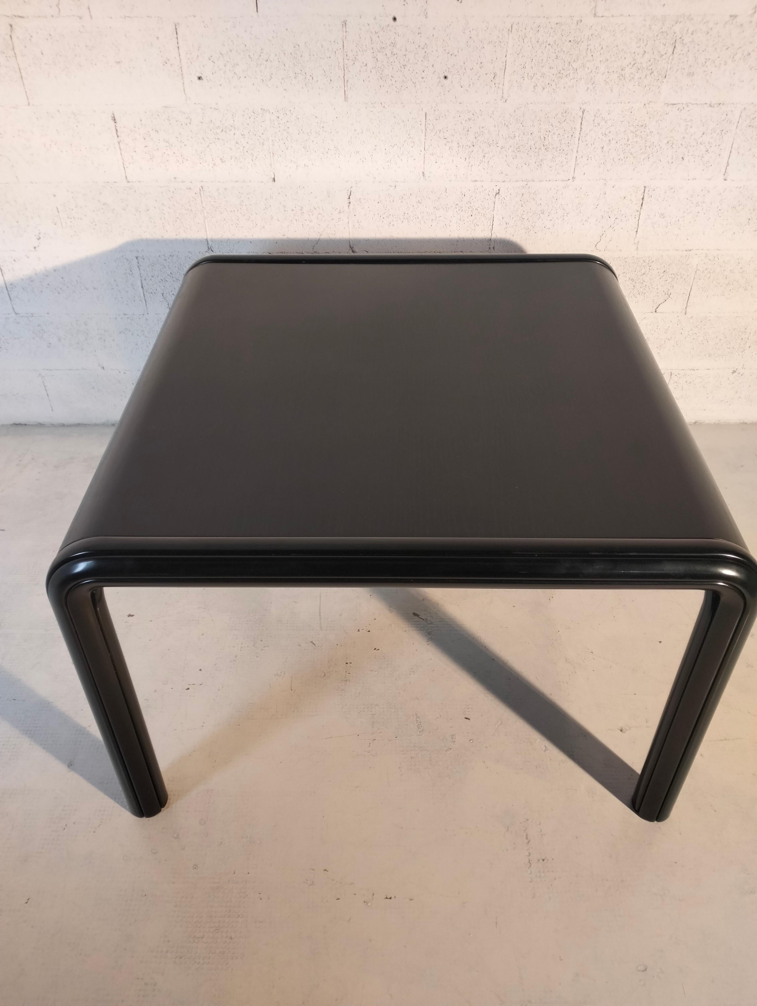 Set aus 4 Stühlen und 1 quadratischem Tisch Orsay mod. von Gae Aulenti für Knoll 80er Jahre (Metall) im Angebot