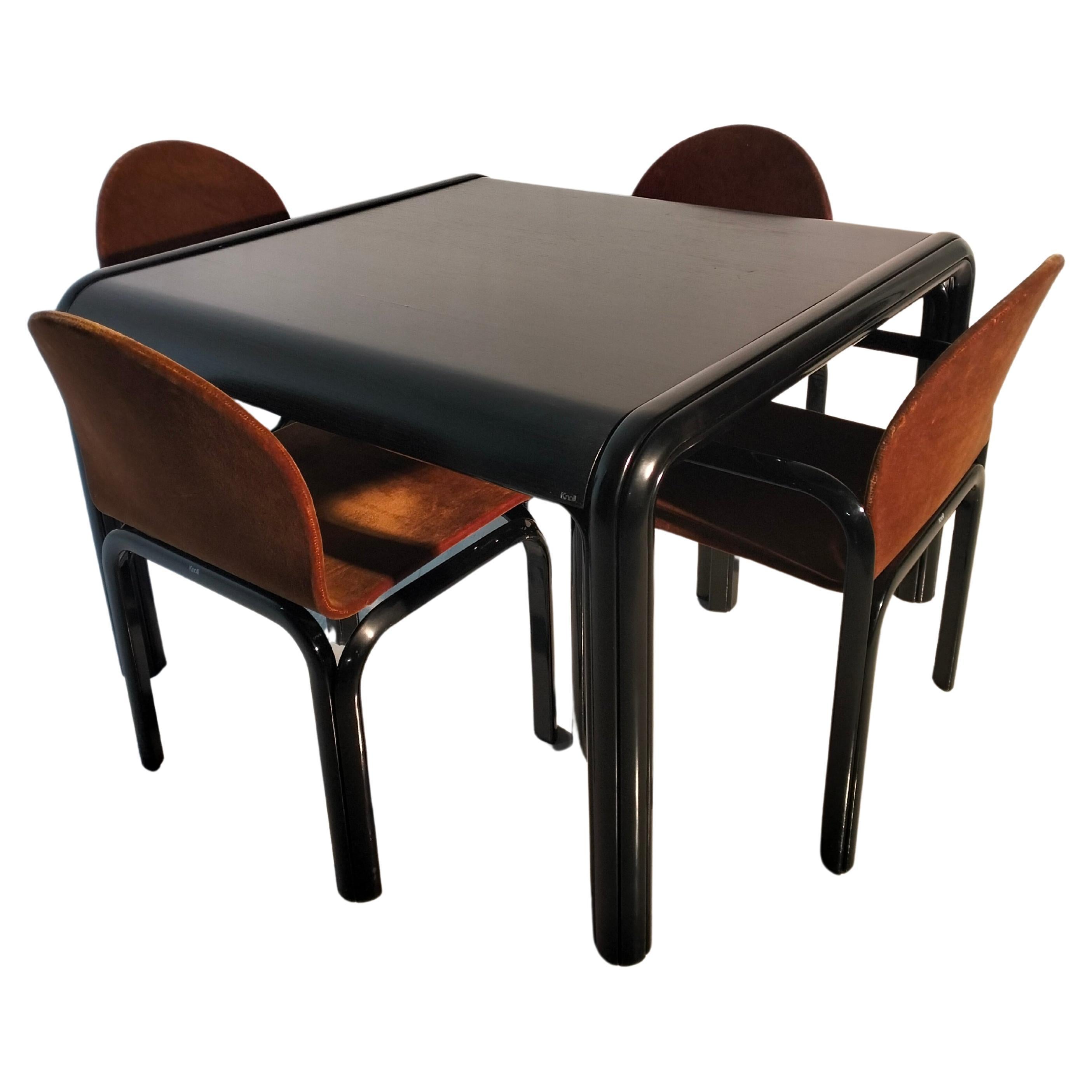 Set aus 4 Stühlen und 1 quadratischem Tisch Orsay mod. von Gae Aulenti für Knoll 80er Jahre
