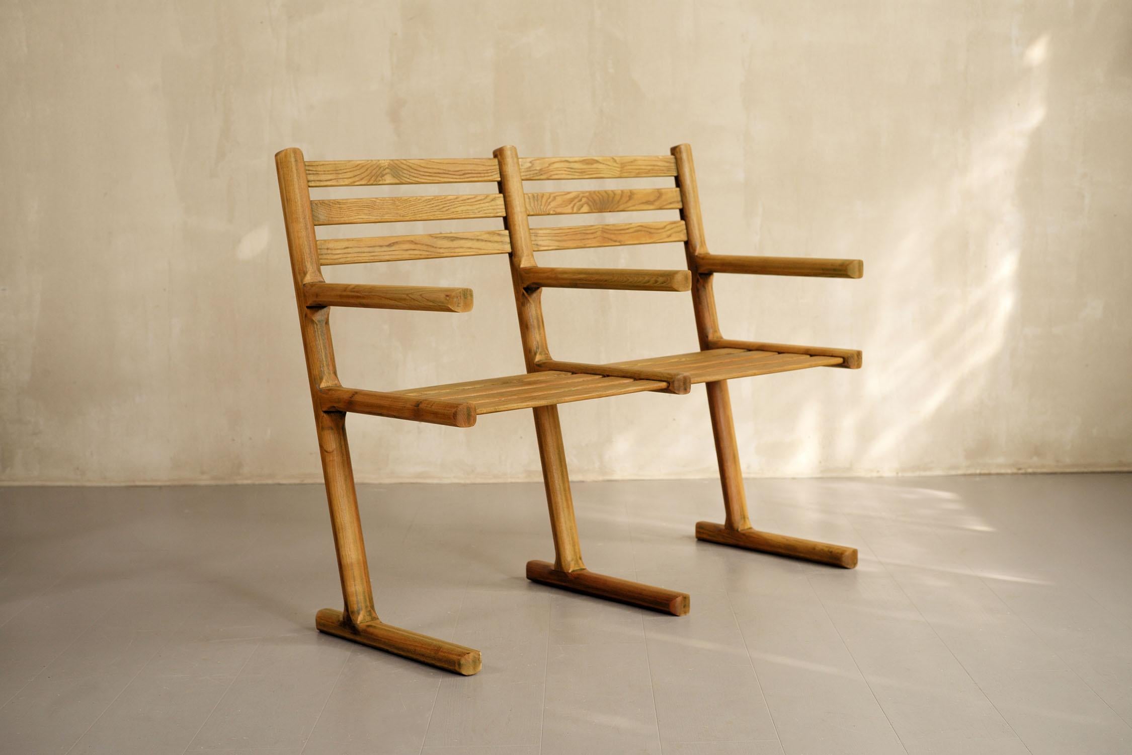 Set of 4 chairs and 1 bench with sled base, slatted seat and backrest, France, 1960. The beautifully crafted assembly work and the cantilever design give these seats an undeniable charm. They have been thoroughly cleaned and given a new oil-wax