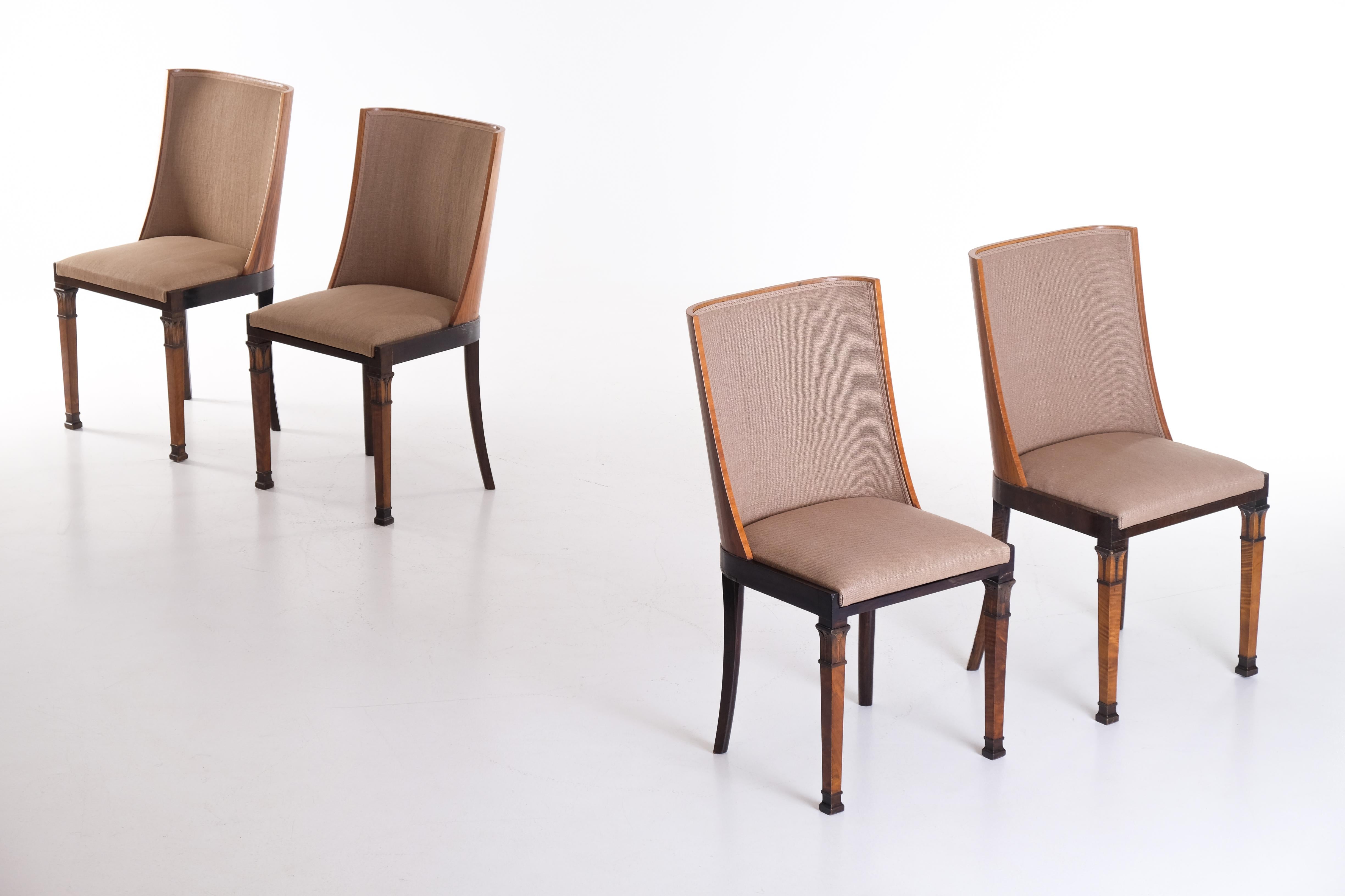 Set of 4 'Swedish Grace' chairs attributed to Carl Bergsten, Sweden, 1920s. Veneered with mahogany and jacaranda with intarsia decoration on the back. Newly upholstered with brown fabric.
Height: 88 cm