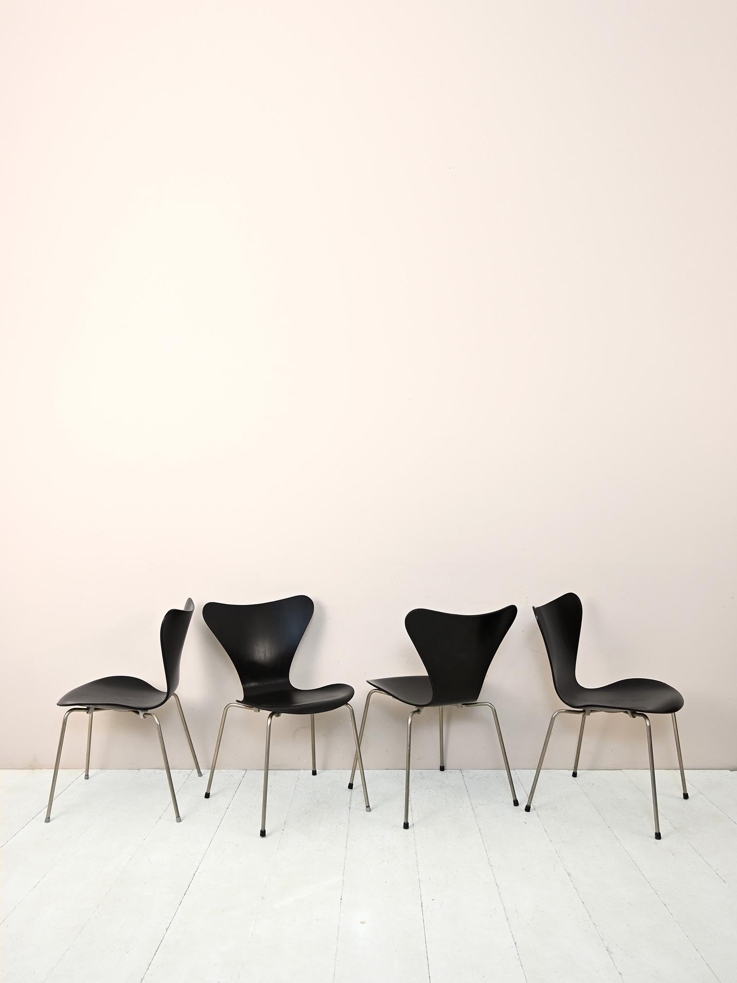 4 chaises emblématiques du designer Arne Jacobsen.

Connue sous le nom de chaise Series 7, la chaise 3107 fait partie de la légende du design, une chaise intemporelle et historique. Jacobsen, inspiré par le travail de Charles Eames, a développé