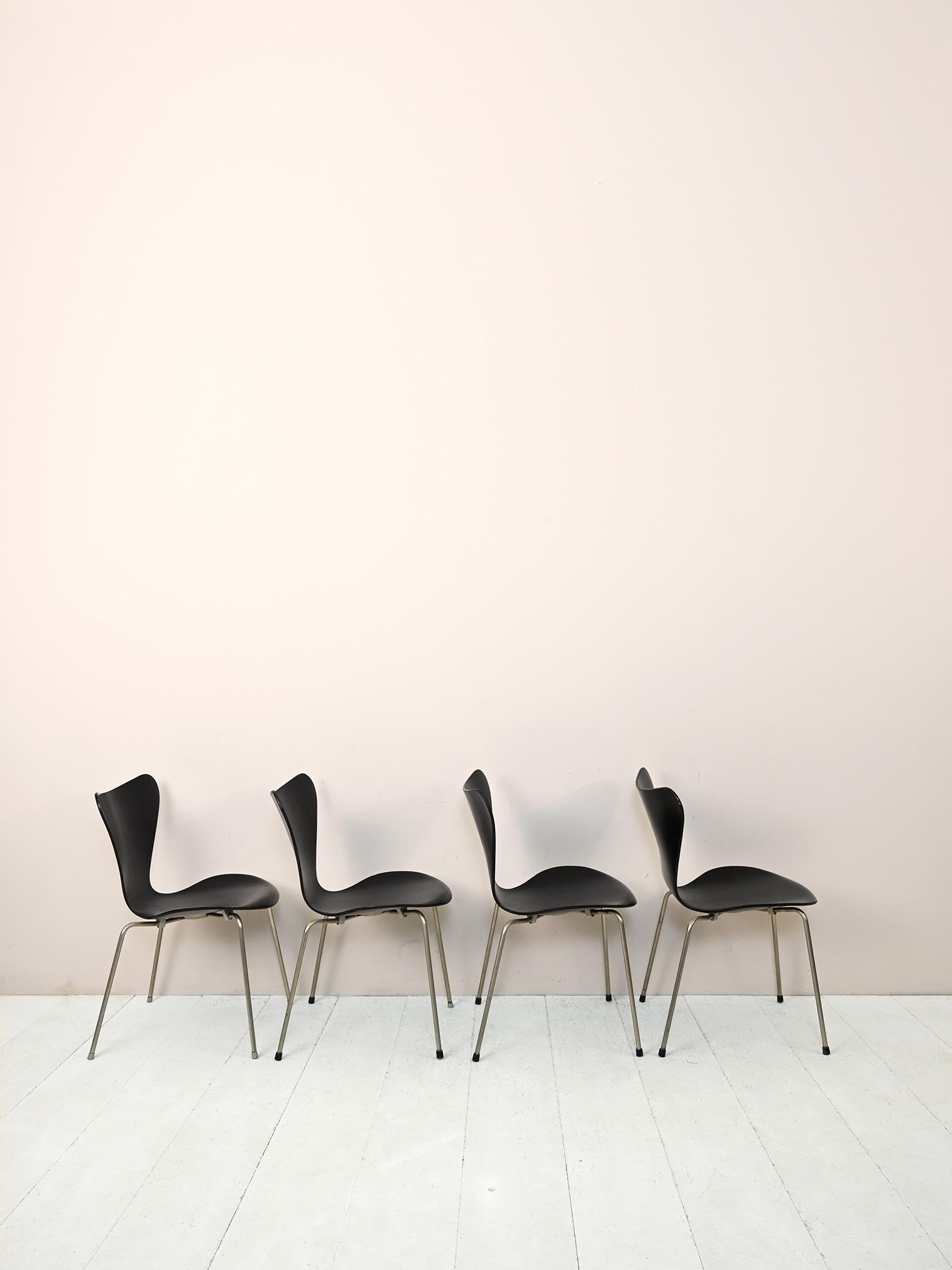 Satz von 4 Stühlen von Arne Jacobsen (Skandinavische Moderne) im Angebot