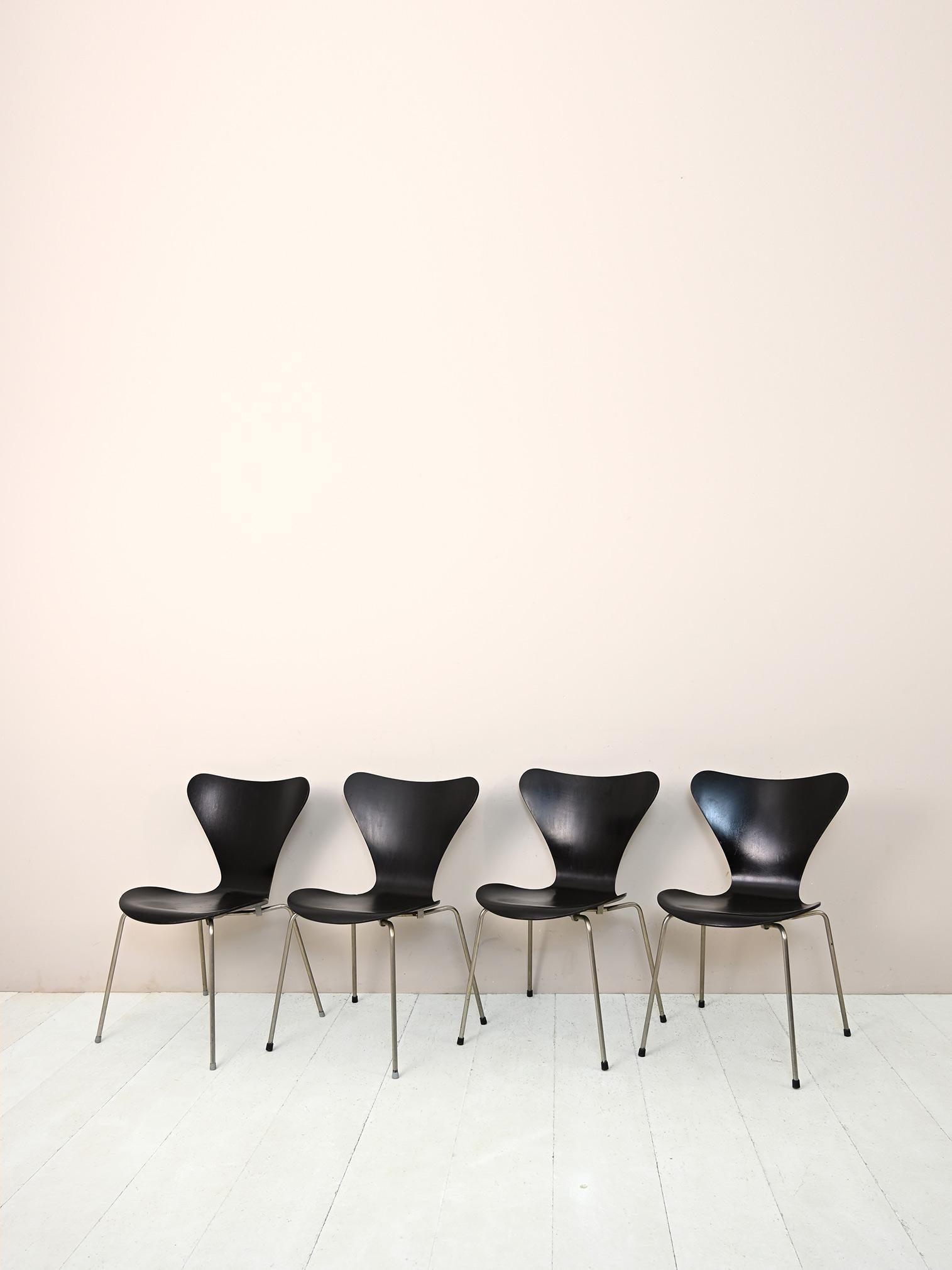 Satz von 4 Stühlen von Arne Jacobsen (Mitte des 20. Jahrhunderts) im Angebot
