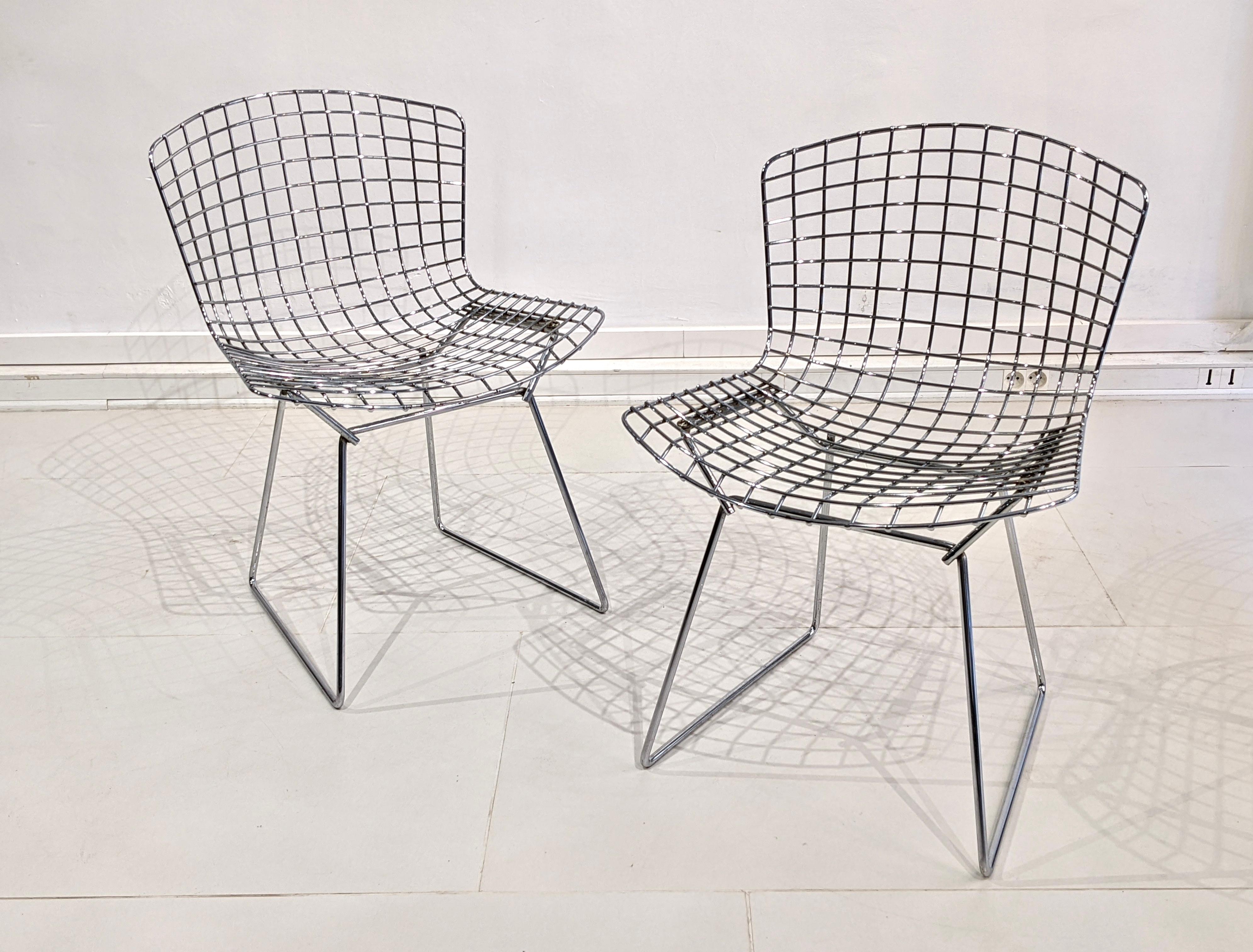 Set of 4 chairs by Harry Bertoia for Knoll. 
Chromed steel. Circa 1970. Good condition. Some traces of rust (see photo)
Dimensions : H 72 cm x W 53 cm x D 51 cm.