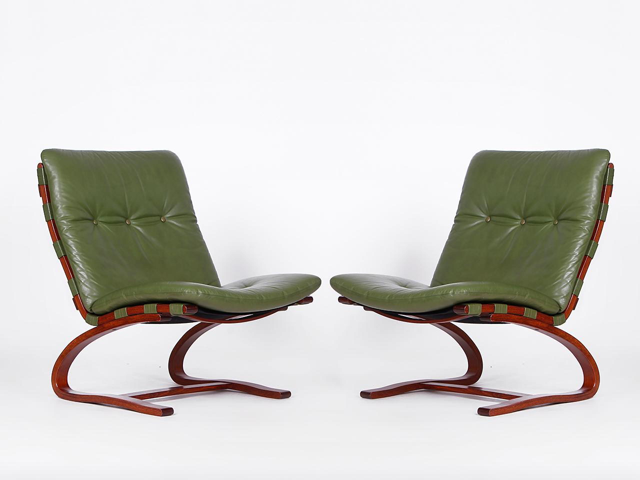 These 4  Mic-Century leather chairs from the 1960s are in exceptionally good original condition.
The old leather cover in a stylish green was demonstrably used very seldom. Ingmar Relling is
considered an icon of Scandinavian design. Bent beech