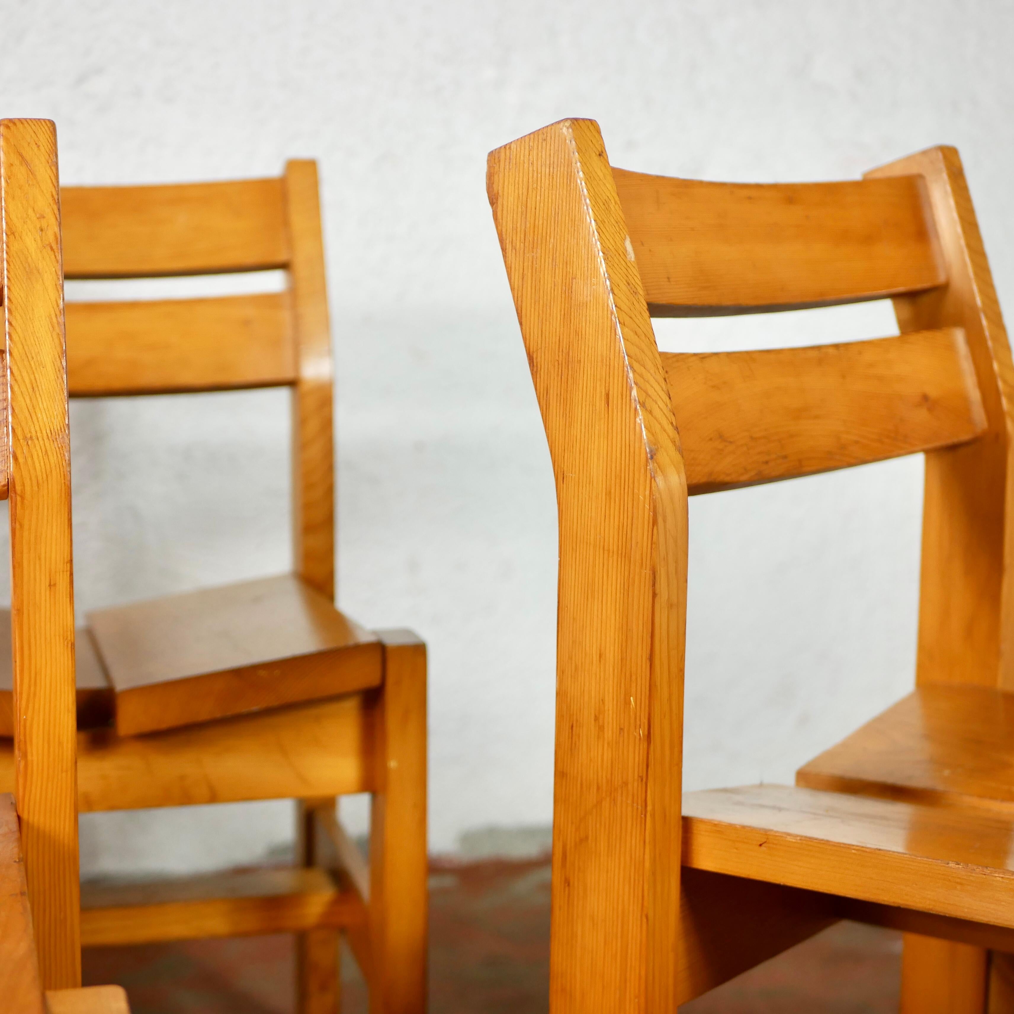 Ensemble de 4 chaises de la Maison Regain, sélection de Charlotte Perriand pour Les Arcs 9