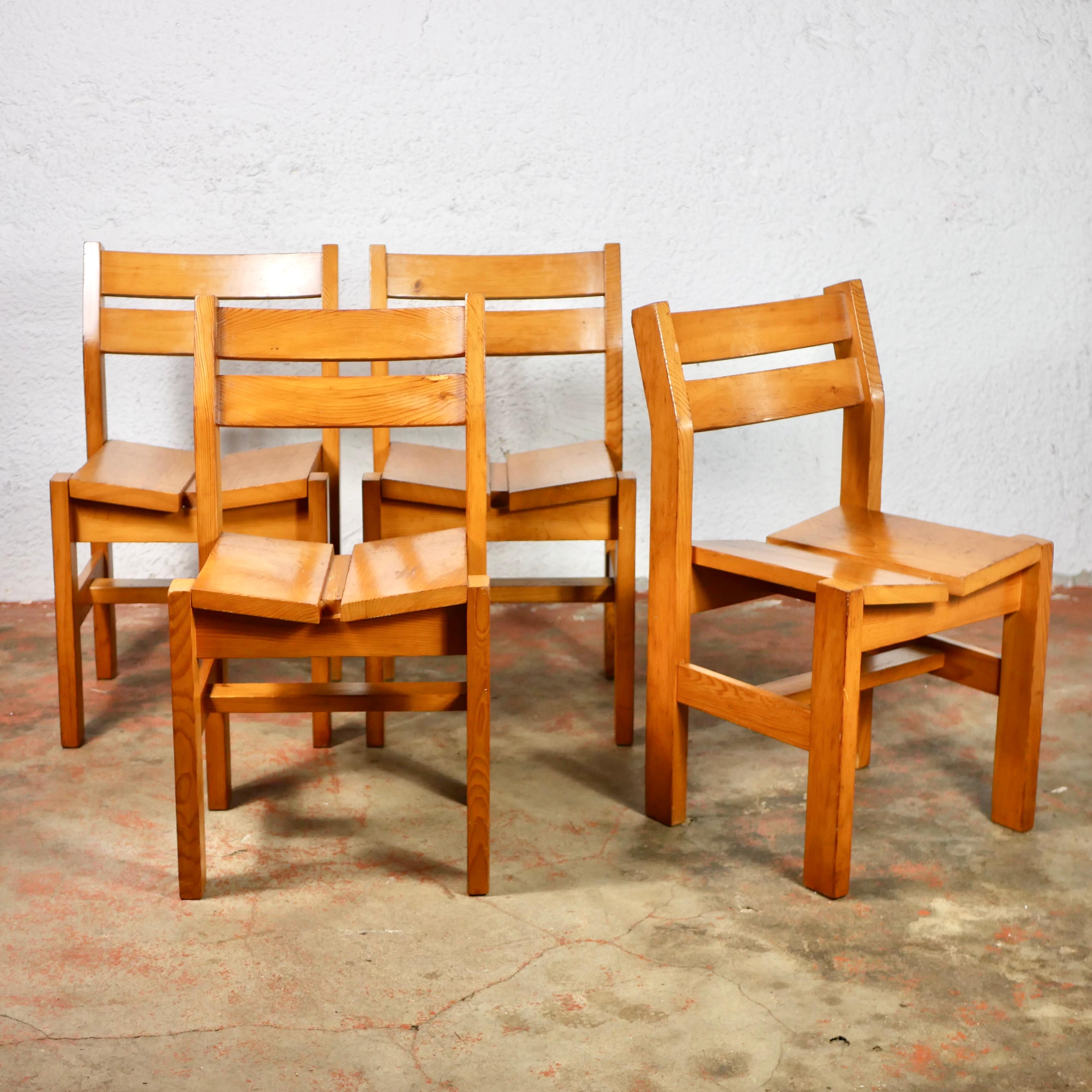 Ensemble de 4 chaises en pin de la Maison Regain, fabriquées en France dans les années 1960-70, qui ont fait partie de la sélection de meubles de Charlotte Perriand pour la résidence 