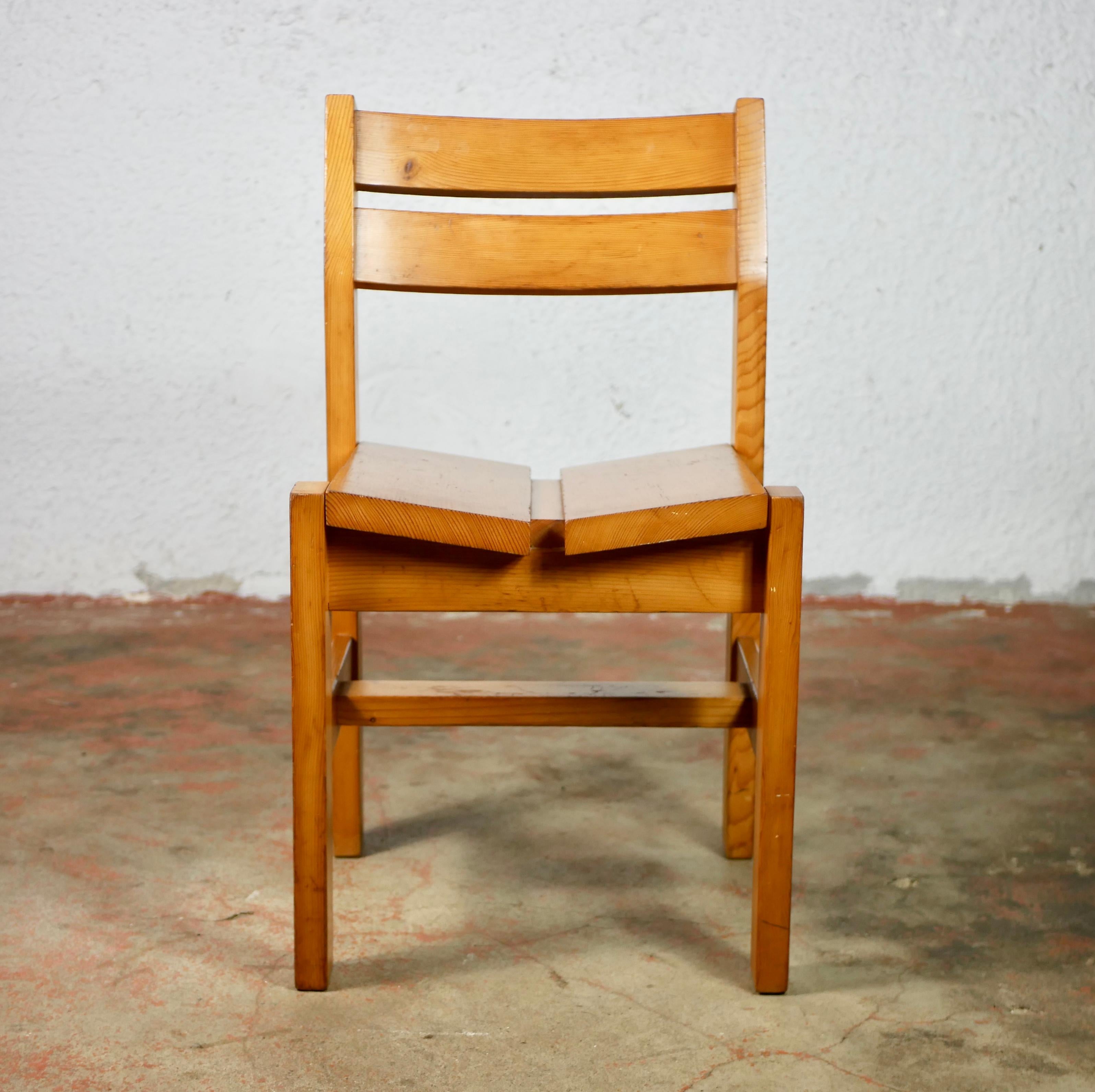 Pin Ensemble de 4 chaises de la Maison Regain, sélection de Charlotte Perriand pour Les Arcs