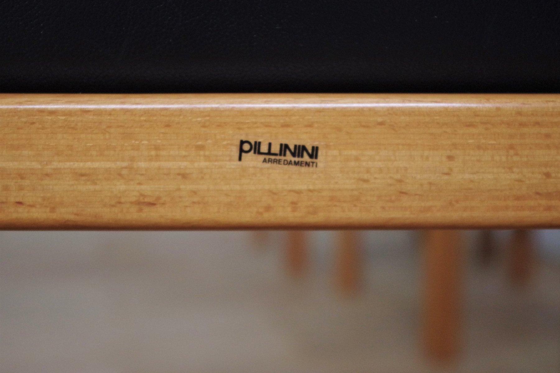 Améliorez votre salle à manger ou votre espace de vie avec ce superbe ensemble de 4 chaises de Pillini Furniture, conçu dans les années 1970. Avec un mélange sophistiqué de lignes épurées et d'élégance intemporelle, ces chaises incarnent