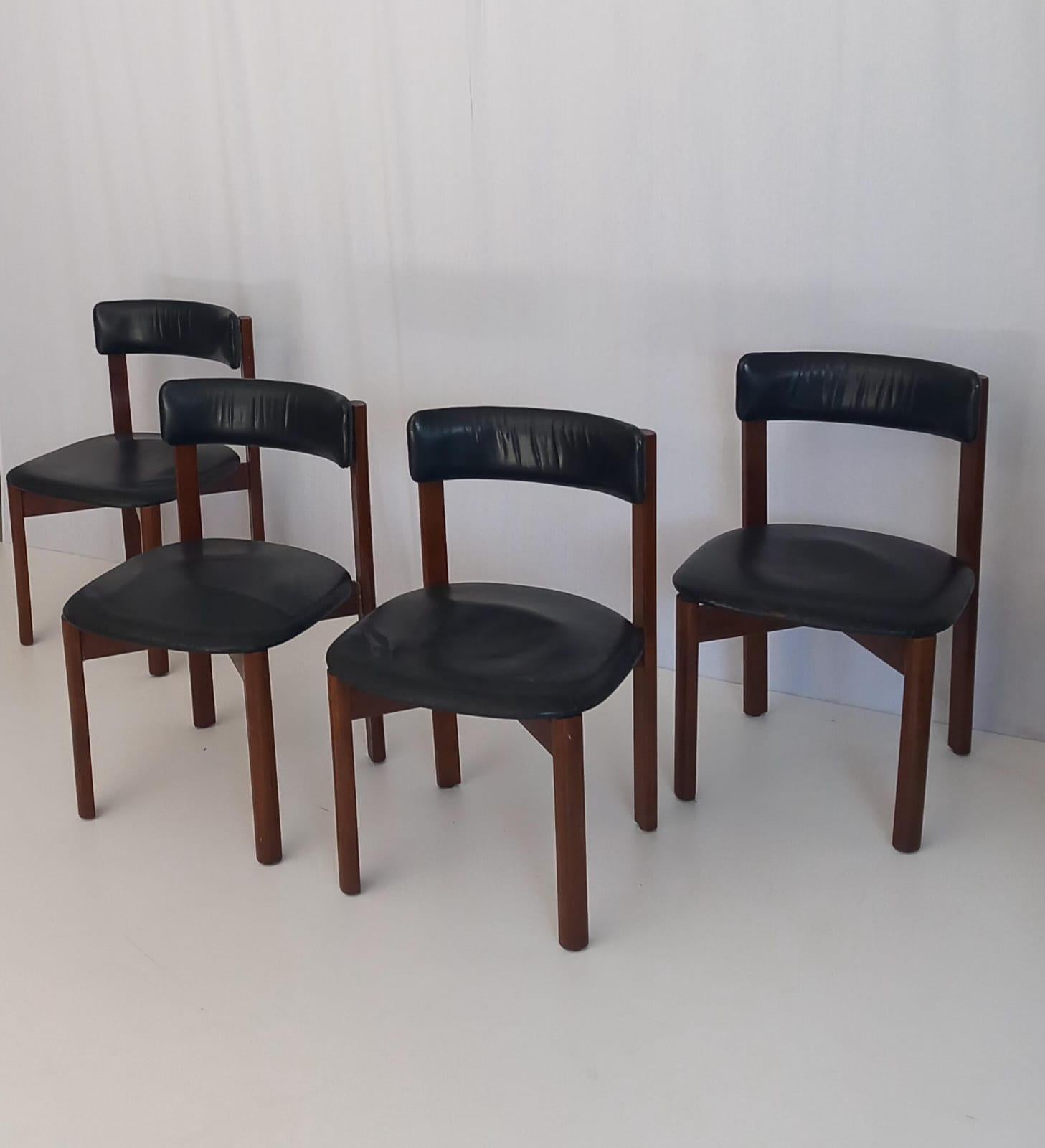 Voici un ensemble de 4 chaises vintage d'une qualité exceptionnelle, produites par Sorgente del Mobile, une entreprise de mobilier italienne renommée dans les années 70. Ces pièces exclusives allient sans effort la fonction et le design pour offrir