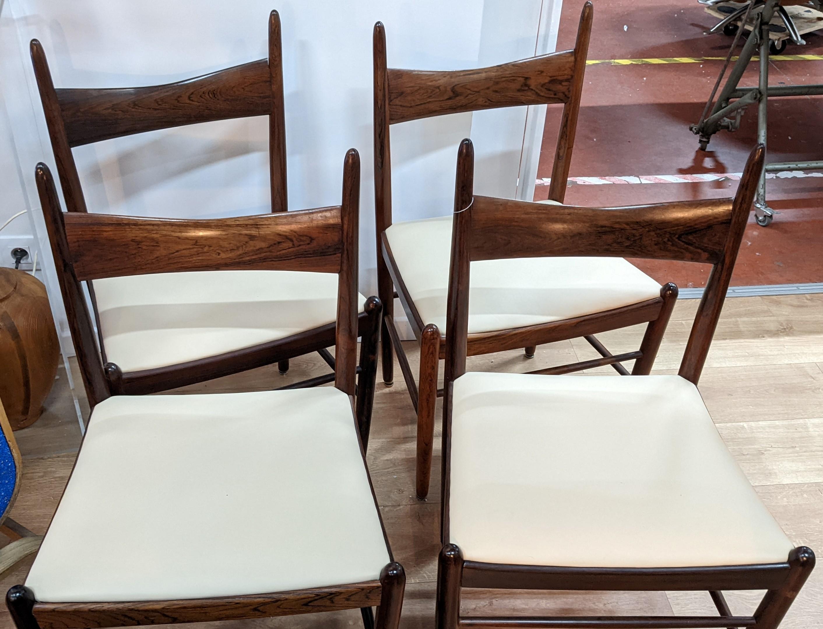 Very rare set of 4 chairs by Vestervig Eriksen for Tromborg Mobelfabrik, in rosewood, circa 1960.

Spindle legs, curved backrest and seat slightly hollowed out for comfort, the two pointed uprights of the backrest give it its singular