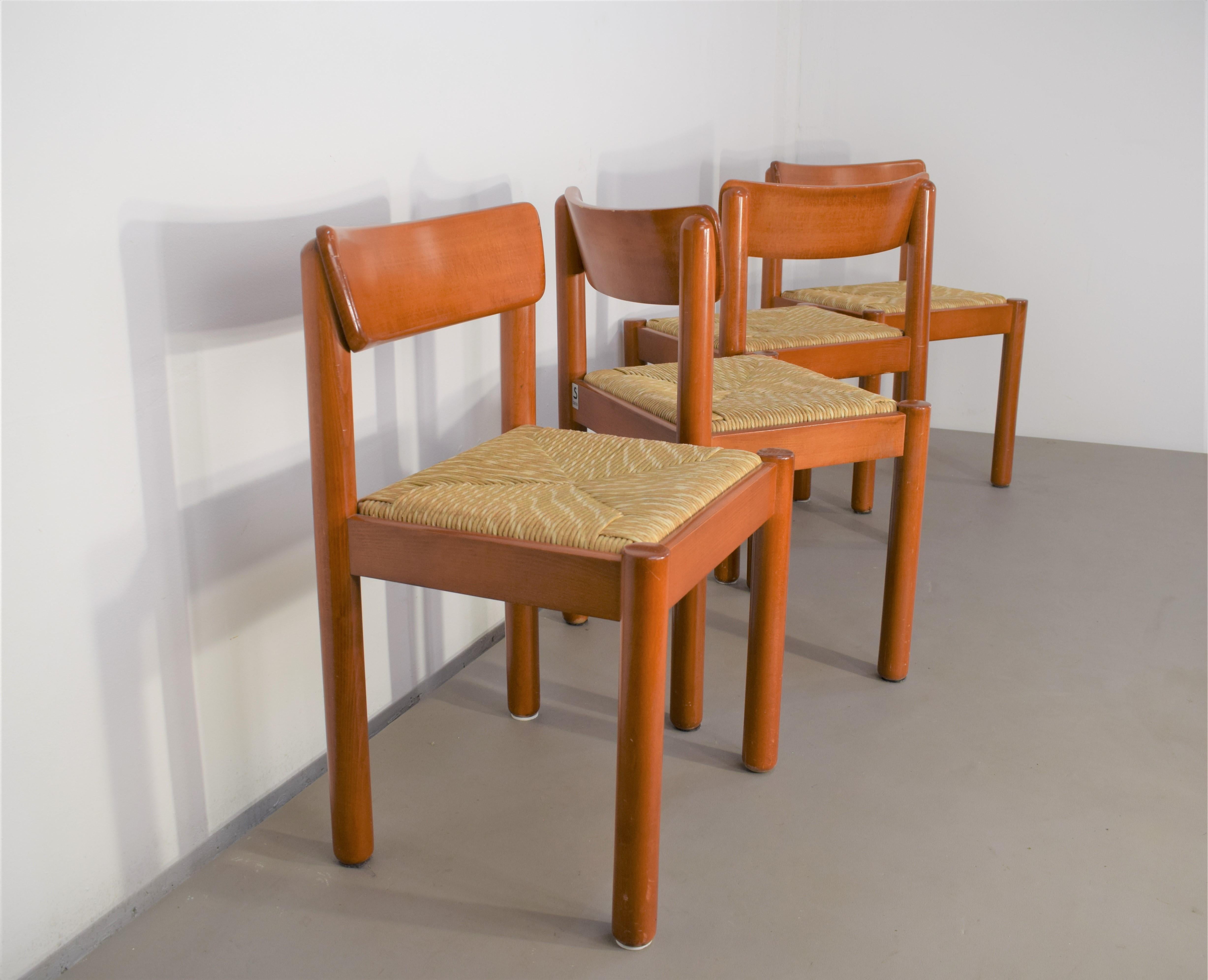 Ensemble de 4 chaises par Vico Magistretti pour Schiffini, 1960.
Dimensions : H= 76 cm ; L= 49 cm ; P= 46 cm ; assise H= 45 cm : H= 76 cm ; L= 49 cm ; P= 46 cm ; assise H= 45 cm.
