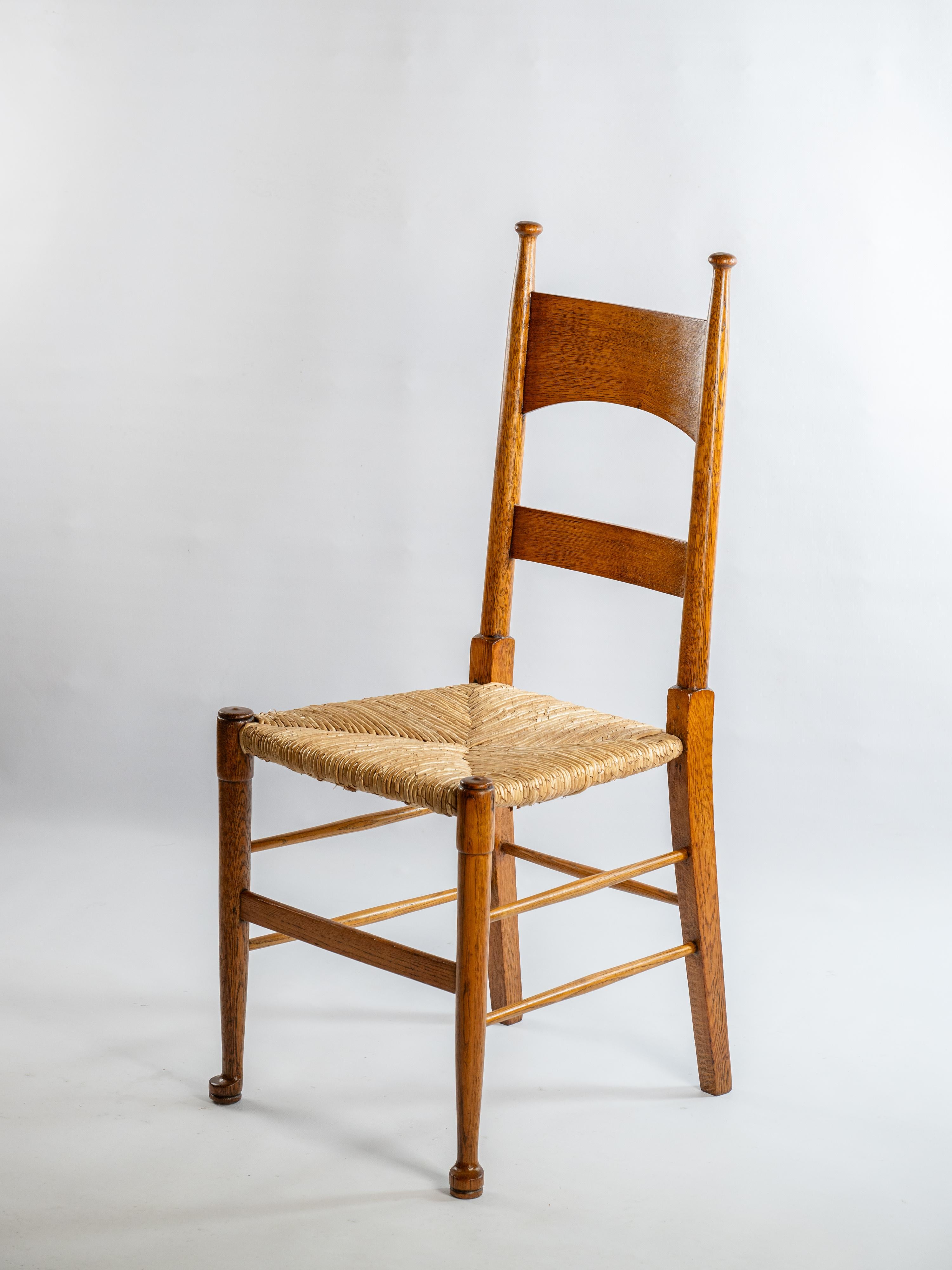 Grazioso set di 4 sedie in Oak disegnate da William Birch. 
Questa è una sedia con schienale a scaletta di William Birch, caratterizzata da uno stile Arts and Crafts semplice ma elegante. La sedia è realizzata in Oak con gambe in legno tornite, per