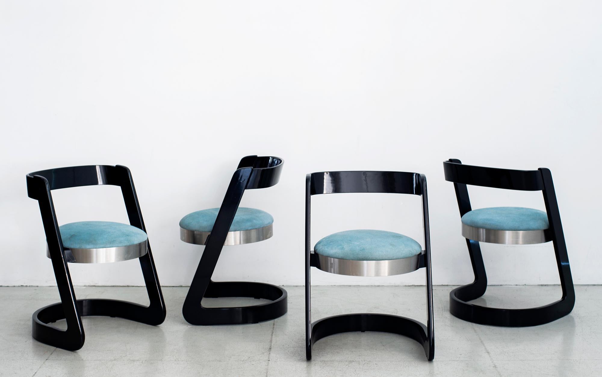 Set 6 dining chairs by Willy Rizzo, Italy, 1970s.
Original black lacquered beech frame and brushed stainless steel with upholstered blue seat.
Chic Italian design.