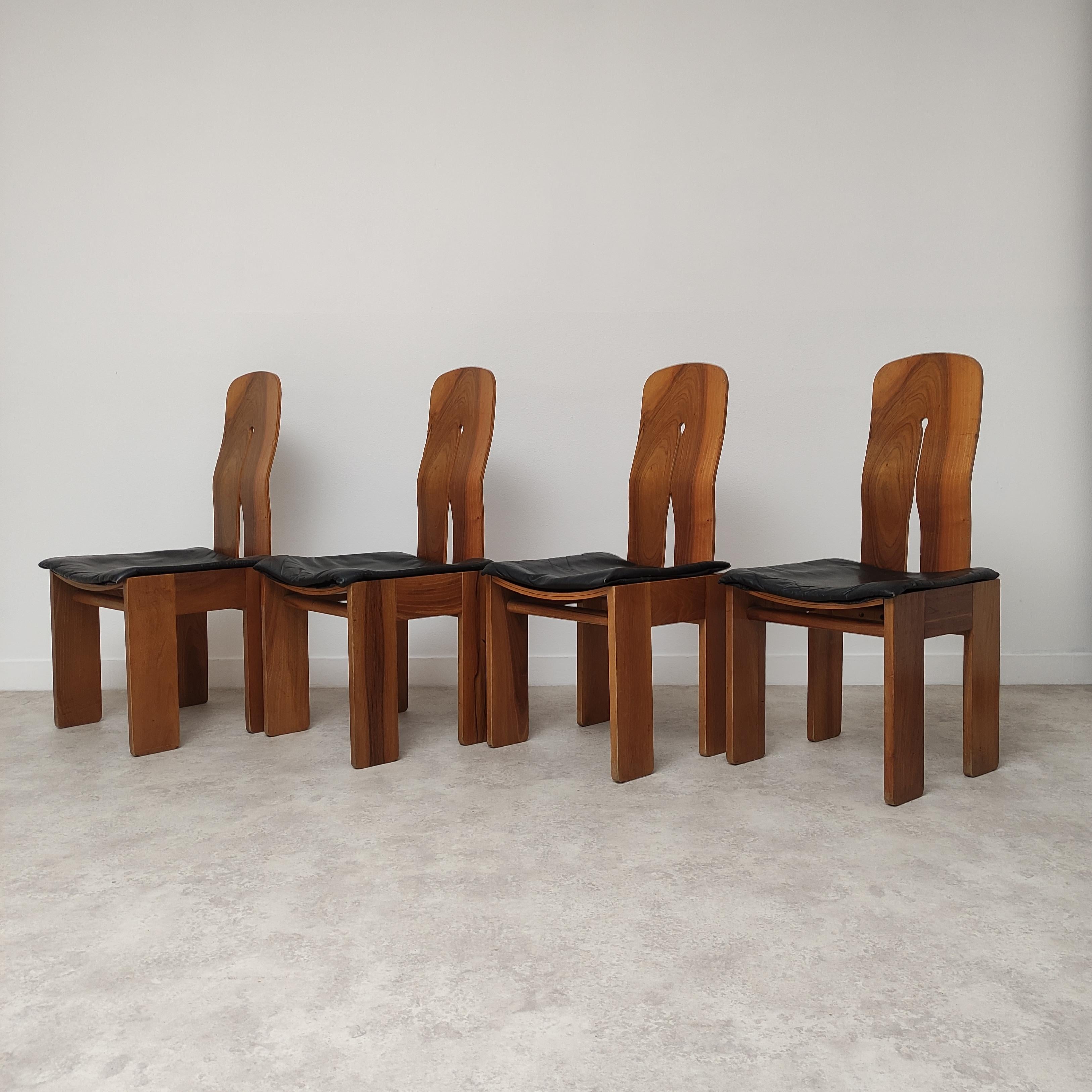 Il s'agit d'un rare ensemble iconique de 4 chaises conçu par Carlo Scarpa pour Bernini, mod 1934-765.
Cette chaise est née en 1970, et se présente dans son état d'origine, sans aucune restauration comme sur la photo, avec son superbe bois de