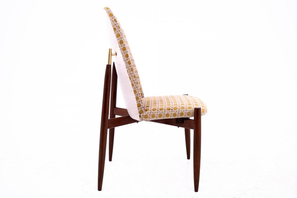 Ensemble de chaises des années 1960, Tchécoslovaquie.

Mobilier en très bon état, rénové par des professionnels. Les sièges et les dossiers des chaises ont été recouverts d'un nouveau tissu.

Dimensions : hauteur 94 cm / hauteur 42 cm / largeur 49