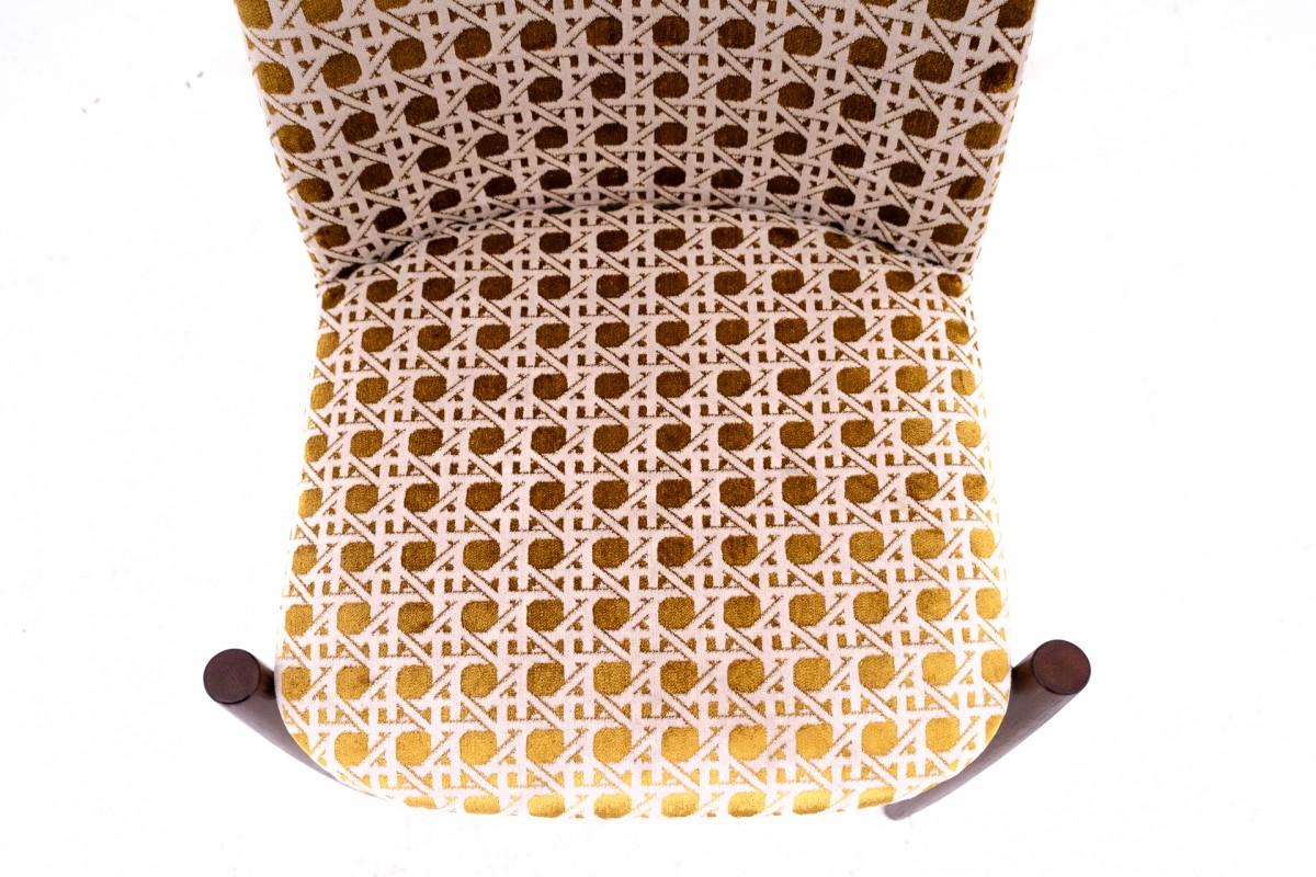 Tchèque Ensemble de 4 chaises, Tchécoslovaquie, années 1950. Après la rénovation en vente