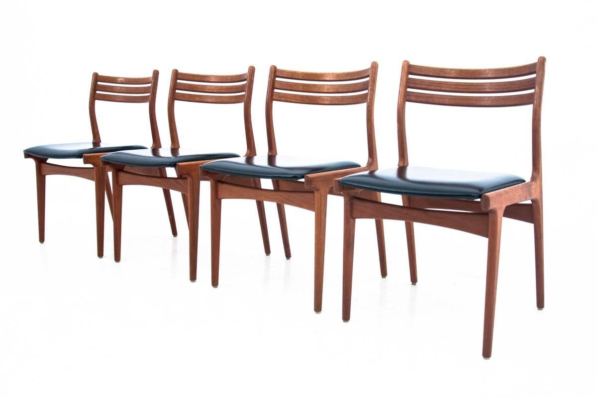 A set of 4 chairs, Danish design, 1960s.
Very good condition, after professional renovation.
Original upholstery preserved in excellent condition.
 