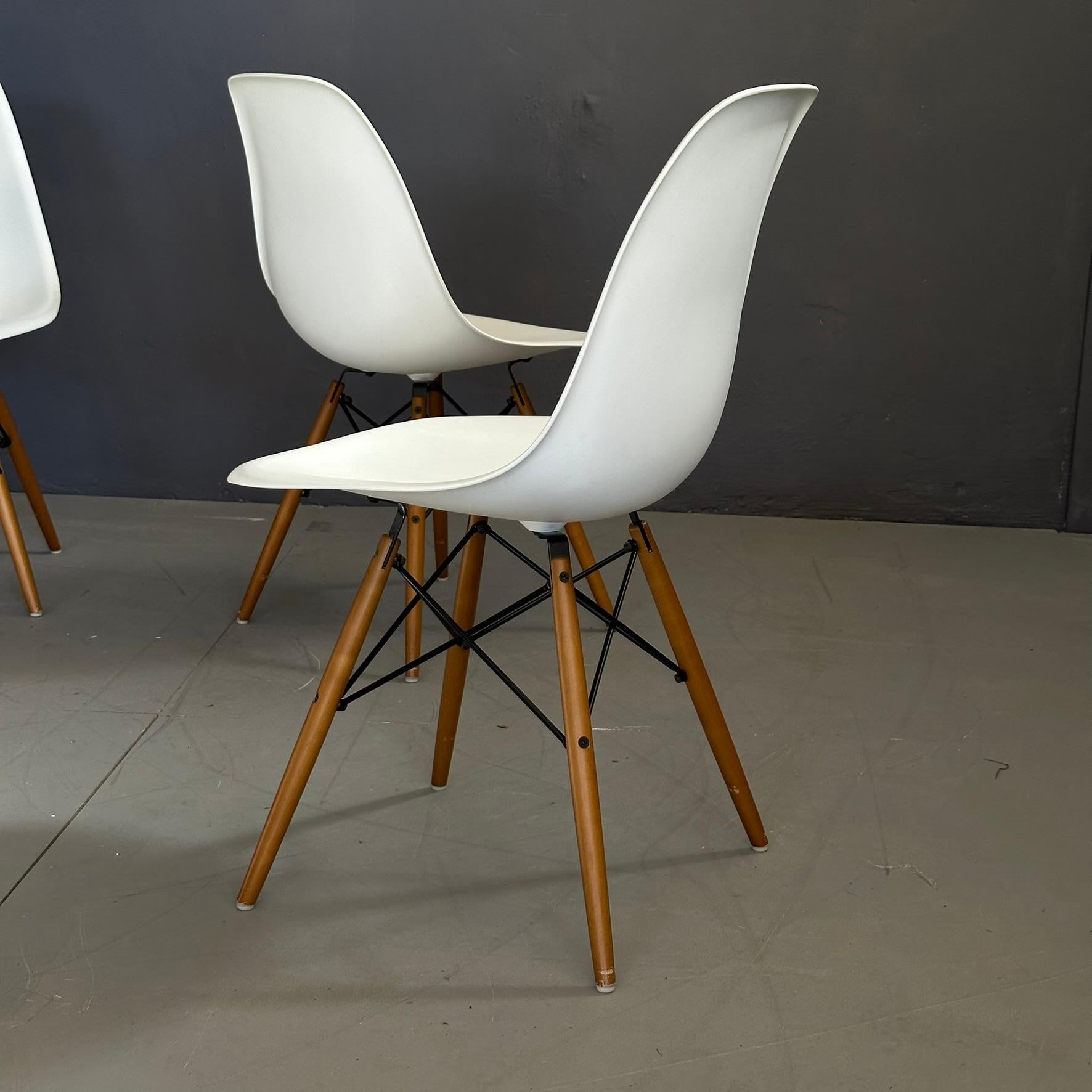 Modern Set of 4 chairs design by Charles and Ray Eames for Vitra white shell and wood
