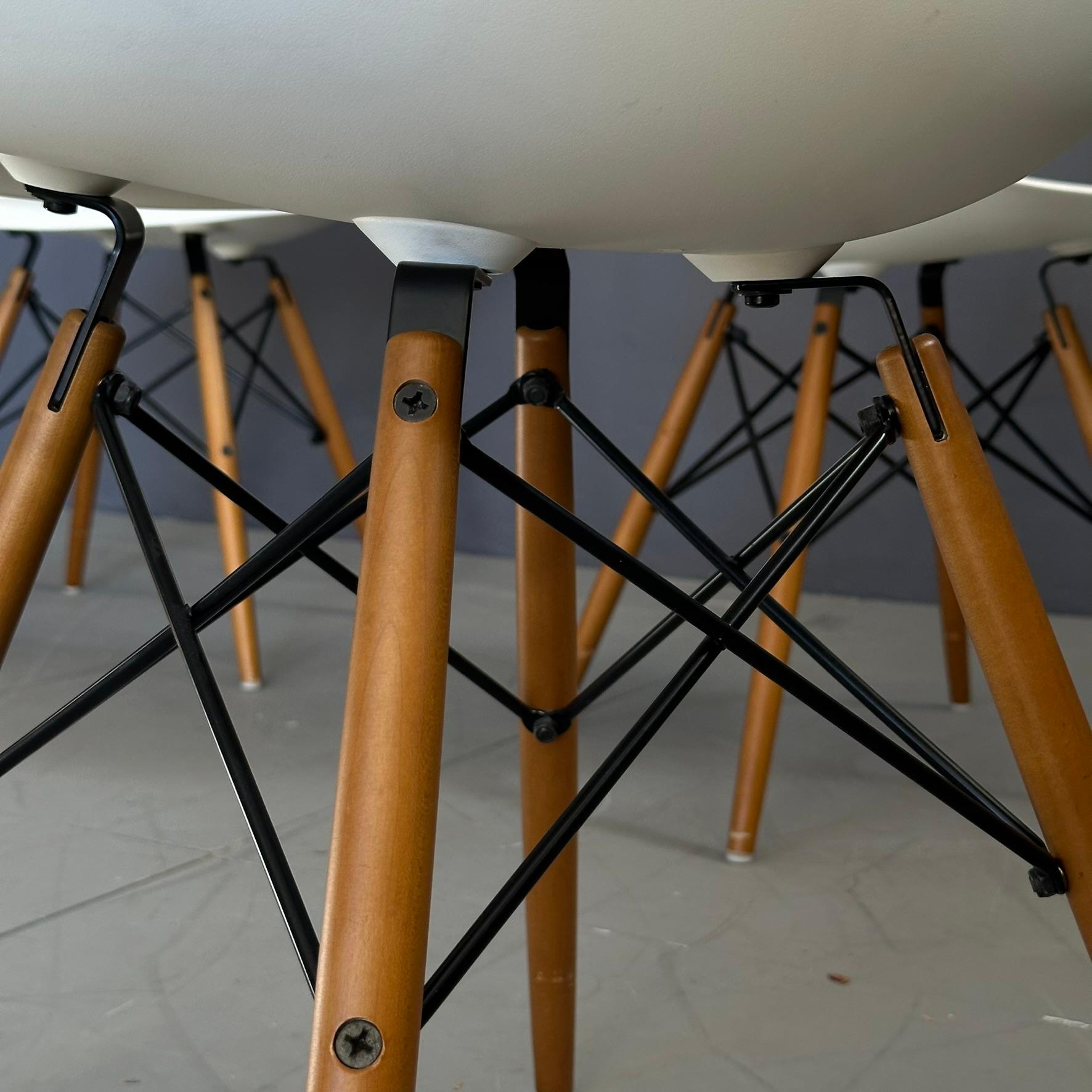 American Set of 4 chairs design by Charles and Ray Eames for Vitra white shell and wood