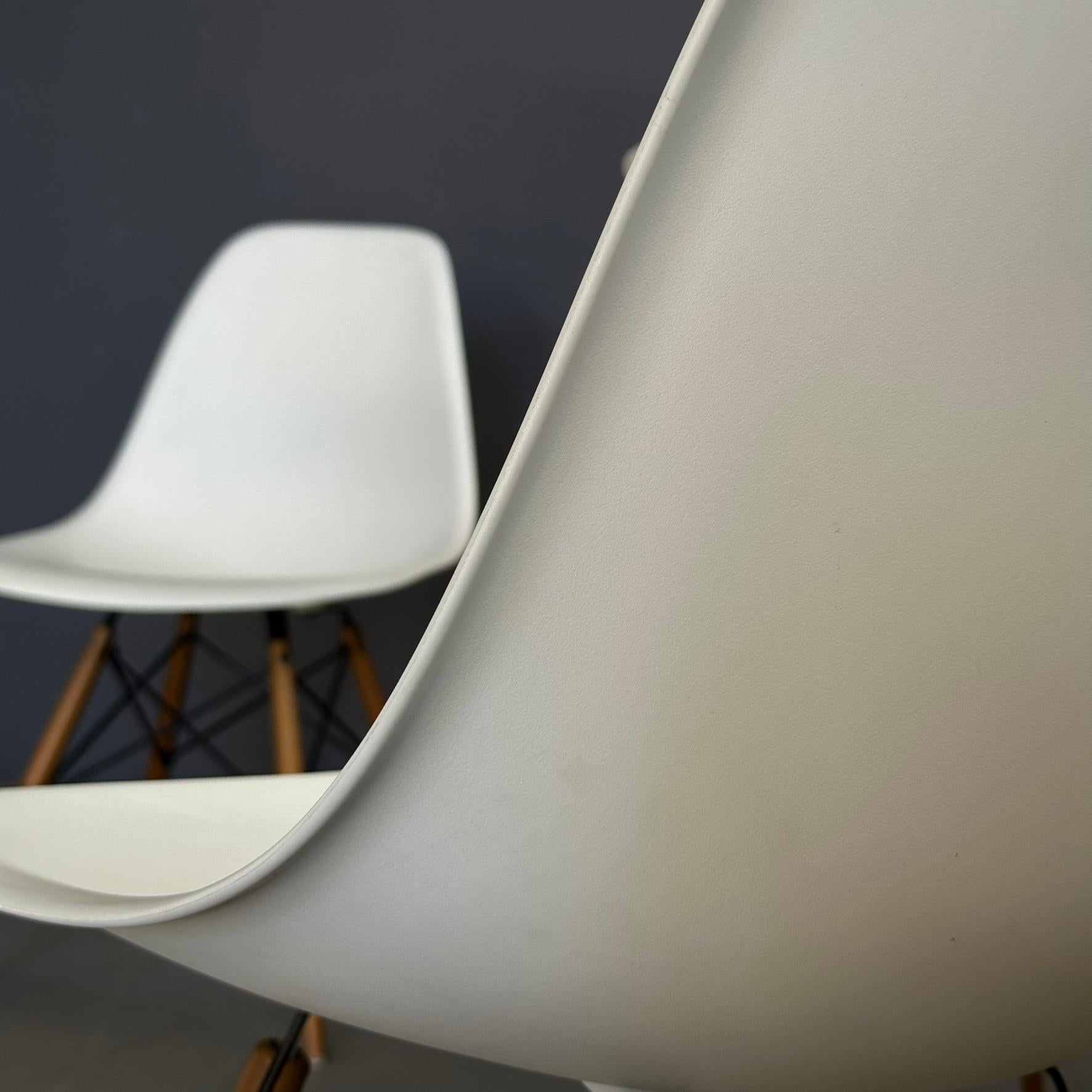 Set of 4 chairs design by Charles and Ray Eames for Vitra white shell and wood In Good Condition In Milan, IT
