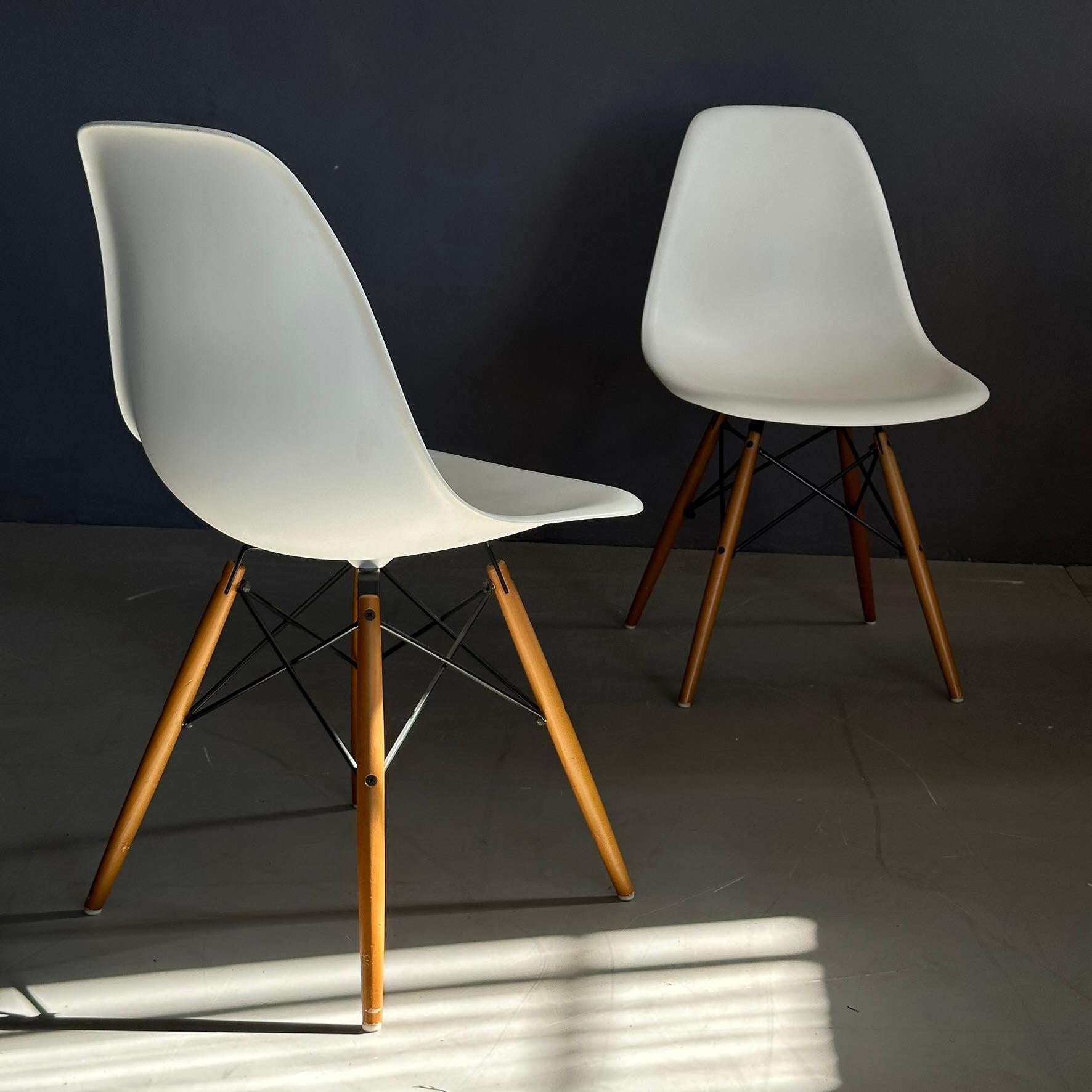 Contemporary Set of 4 chairs design by Charles and Ray Eames for Vitra white shell and wood